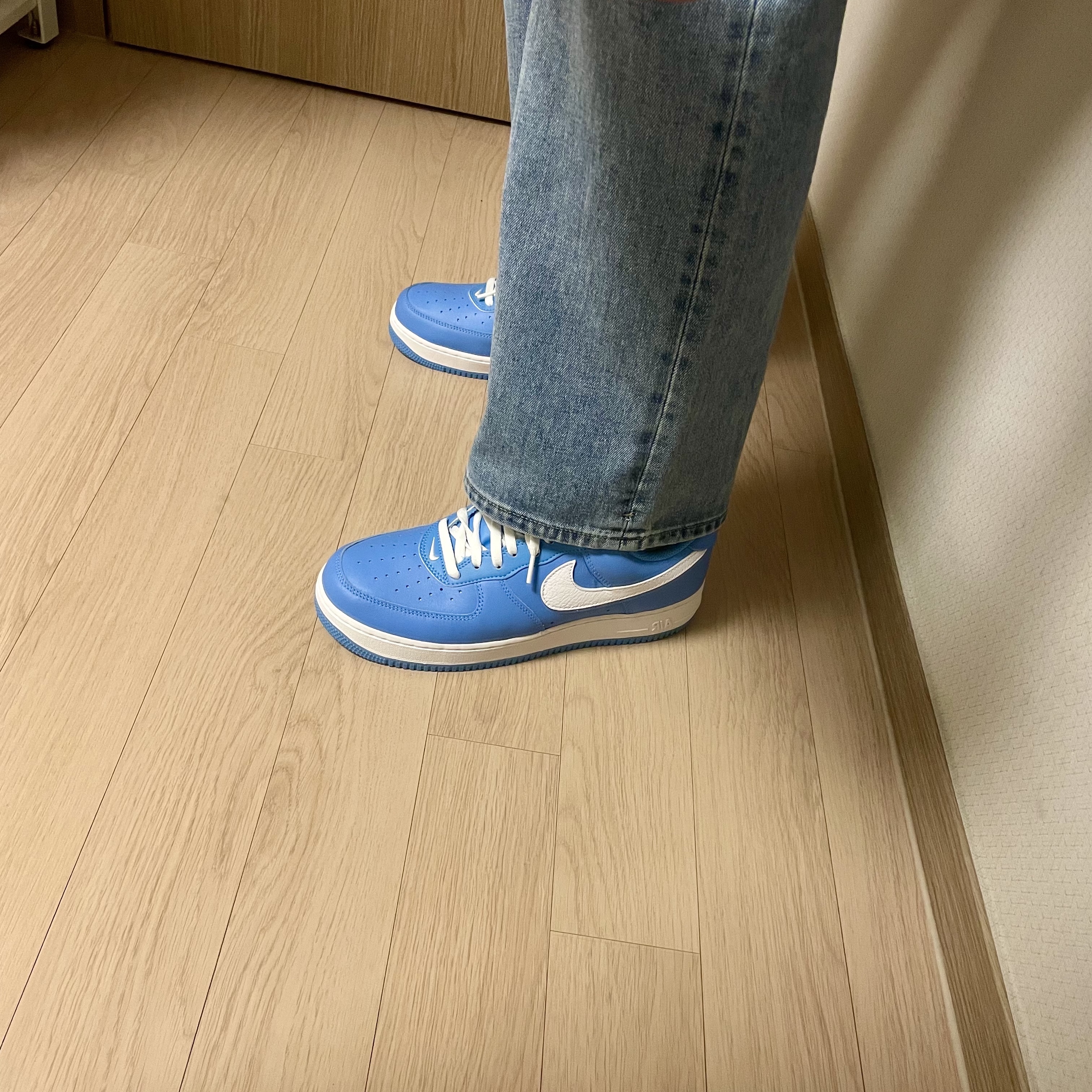Nike Air Force 1 Low Retro Color of the Month University Blue 착용 스타일 - 4