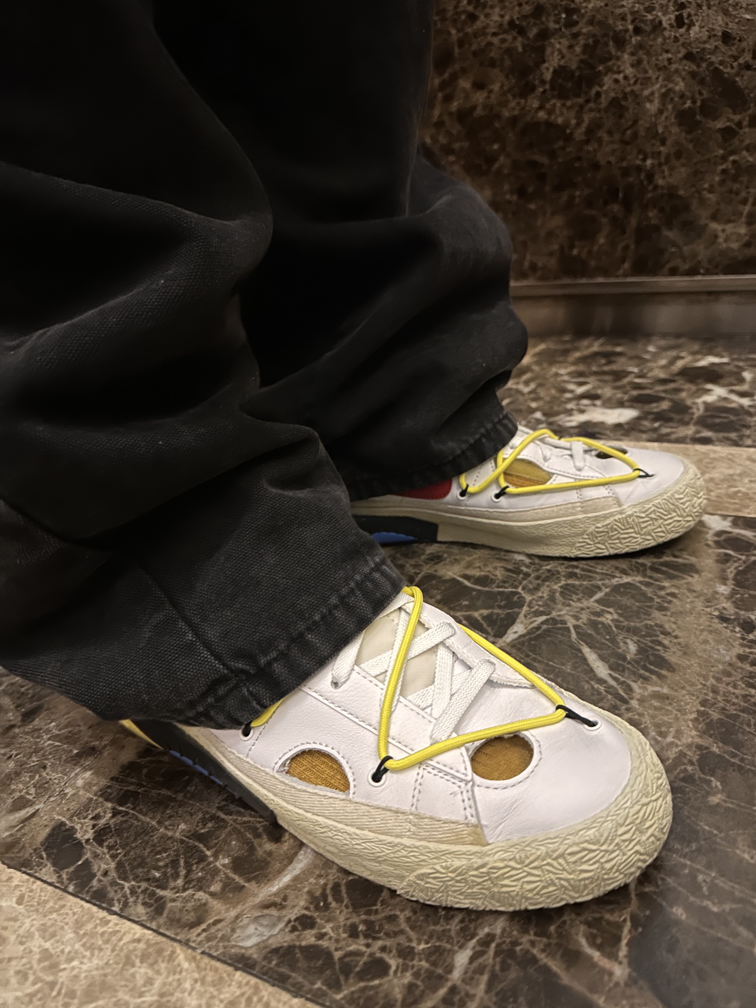 Nike x Off-White Blazer Low '77 White and University Red, Stussy Worldwide Big OL' Jeans Black 착용 스타일 - 4
