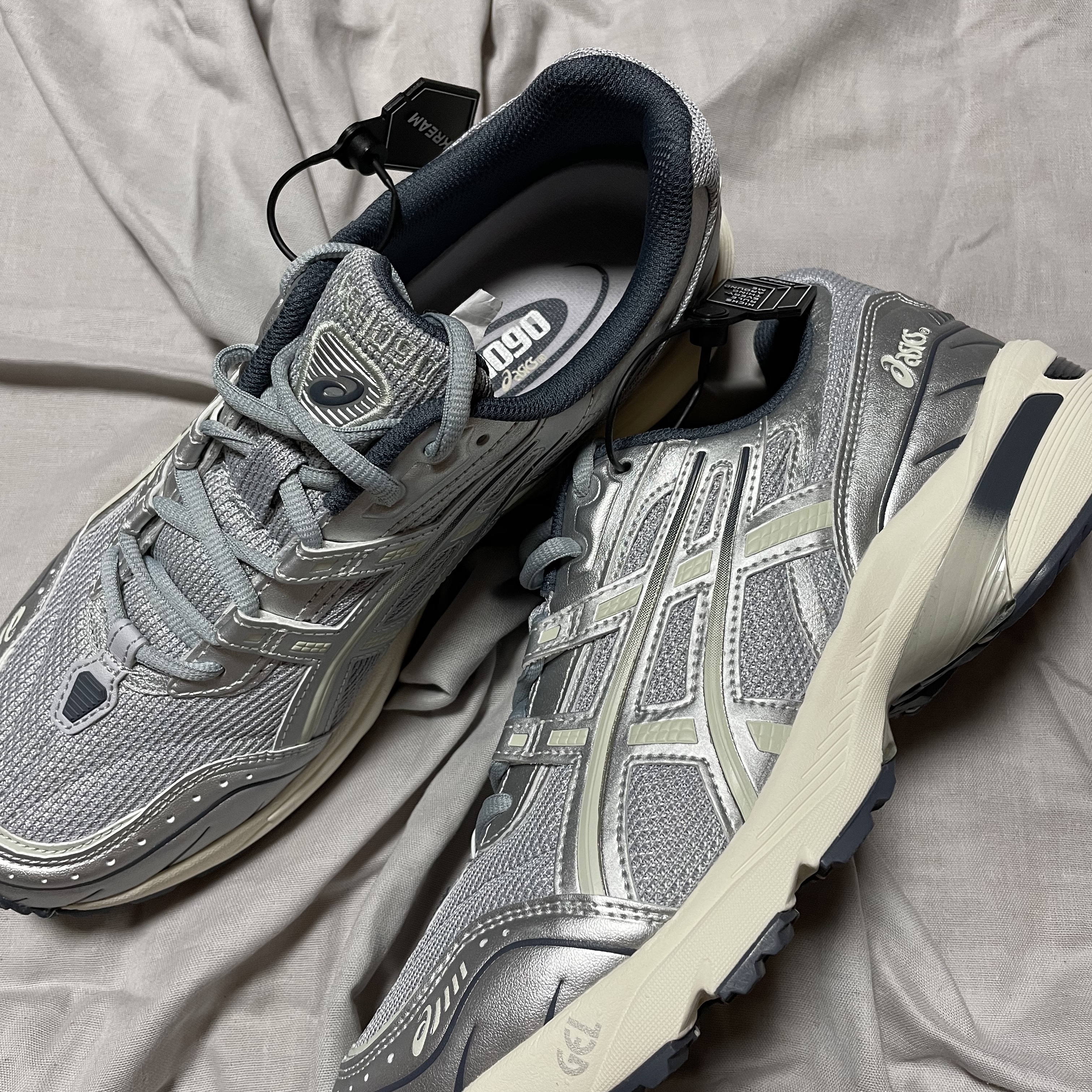 Asics Gel-1090 Piedmont Grey 착용 스타일
