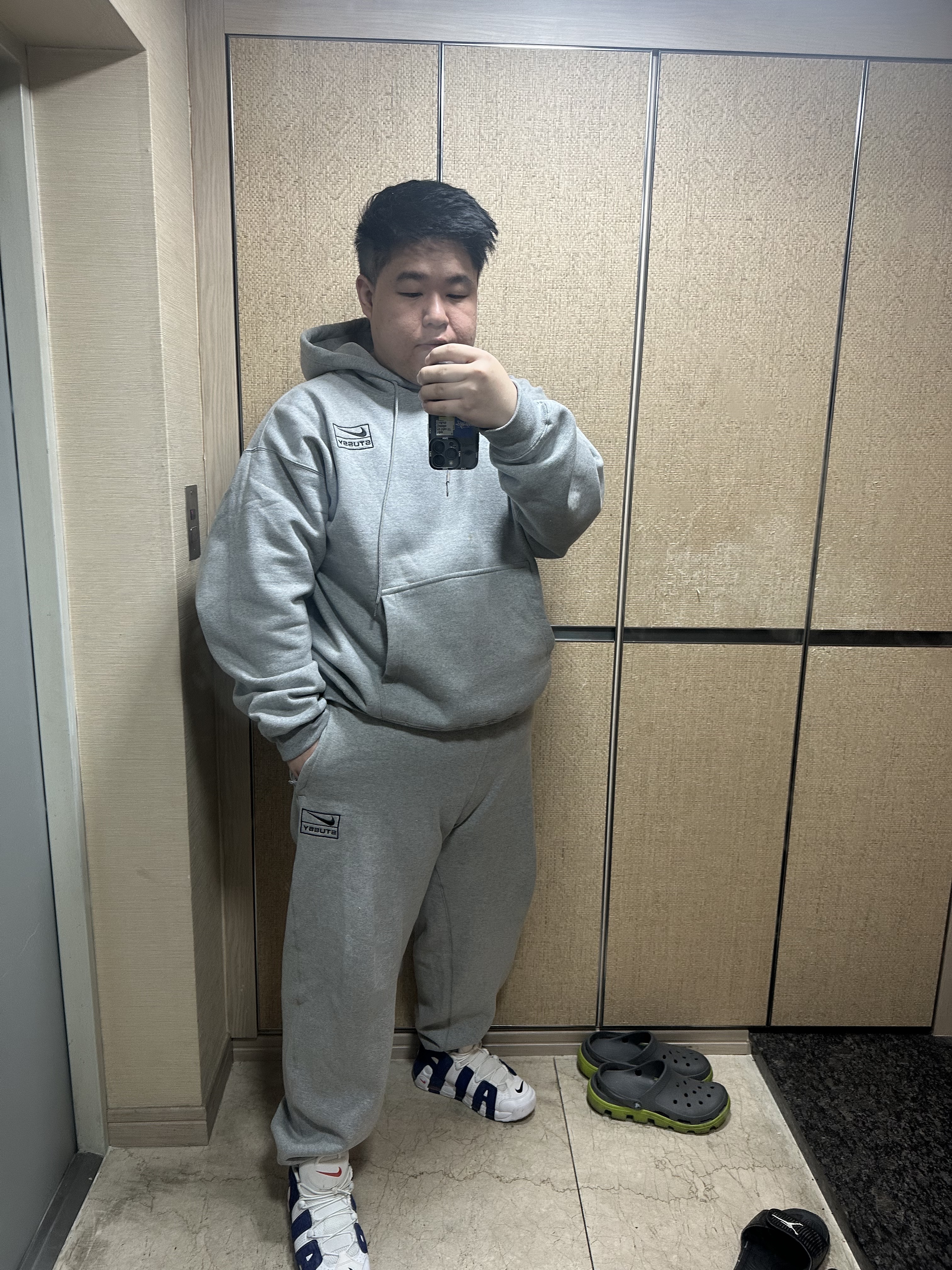 Nike Air More Uptempo Knicks, Nike x Stussy NRG Fleece Pants Dark Grey Heather (DO9340-063) 착용 스타일