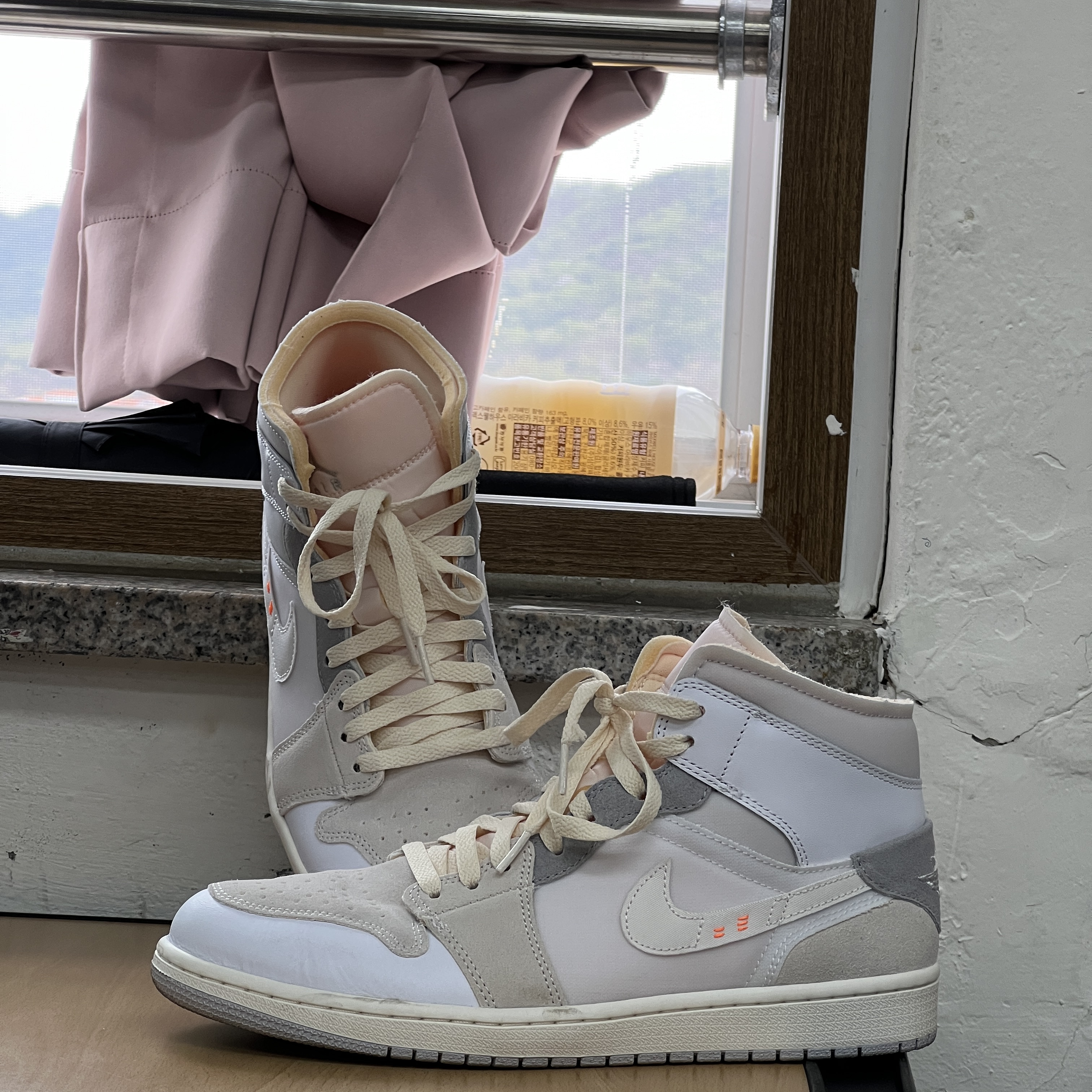 Jordan 1 Mid SE Craft White and Phantom 착용 스타일 - 2