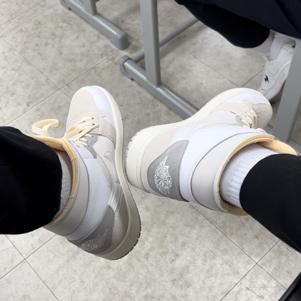 Jordan 1 Mid SE Craft White and Phantom 착용 스타일 - 1