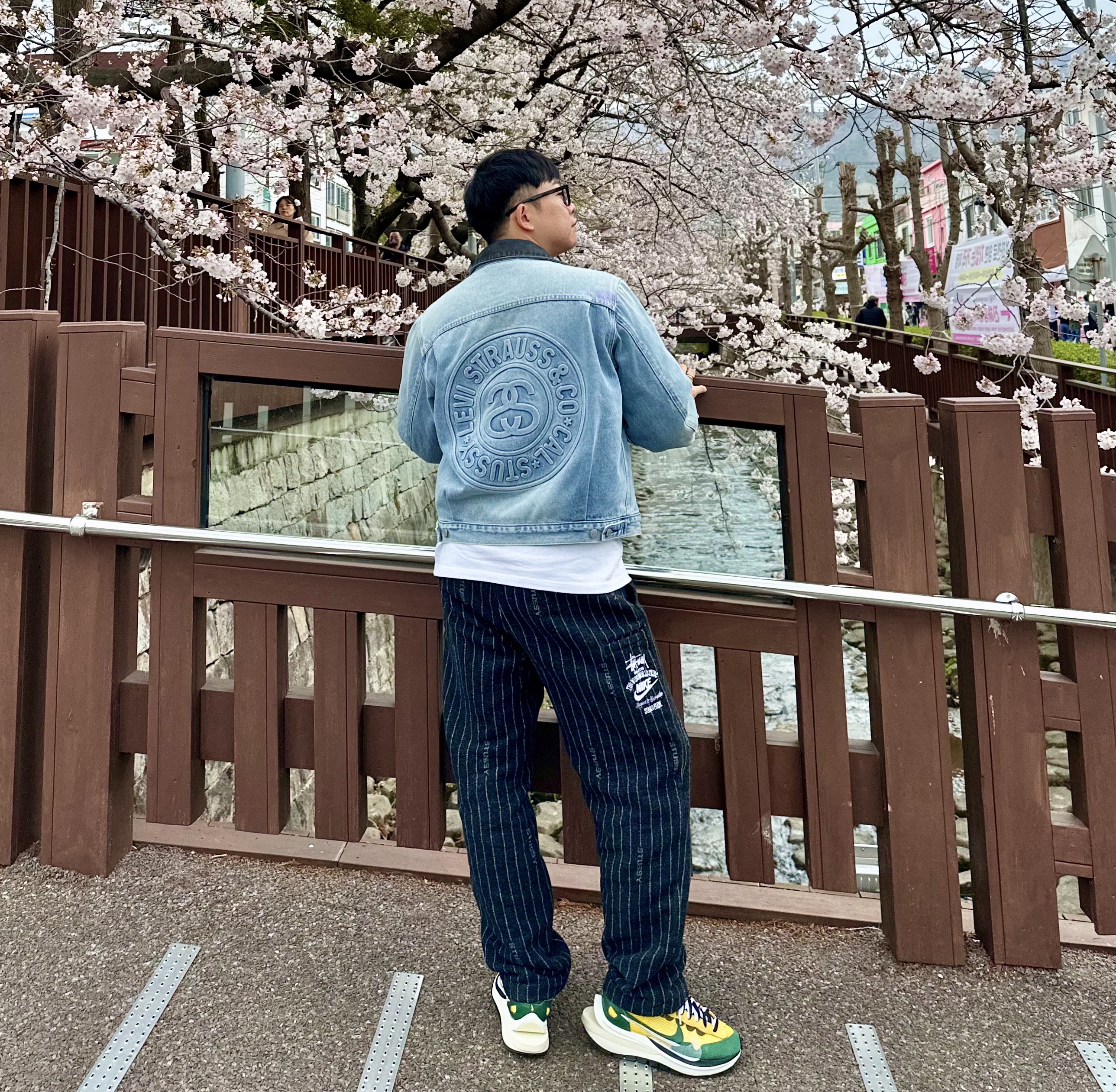 Stussy x Levi's Embossed Trucker Jacket Indigo, Nike x Stussy NRG Striped Wool Pants Black (DR4021-010) 착용 스타일