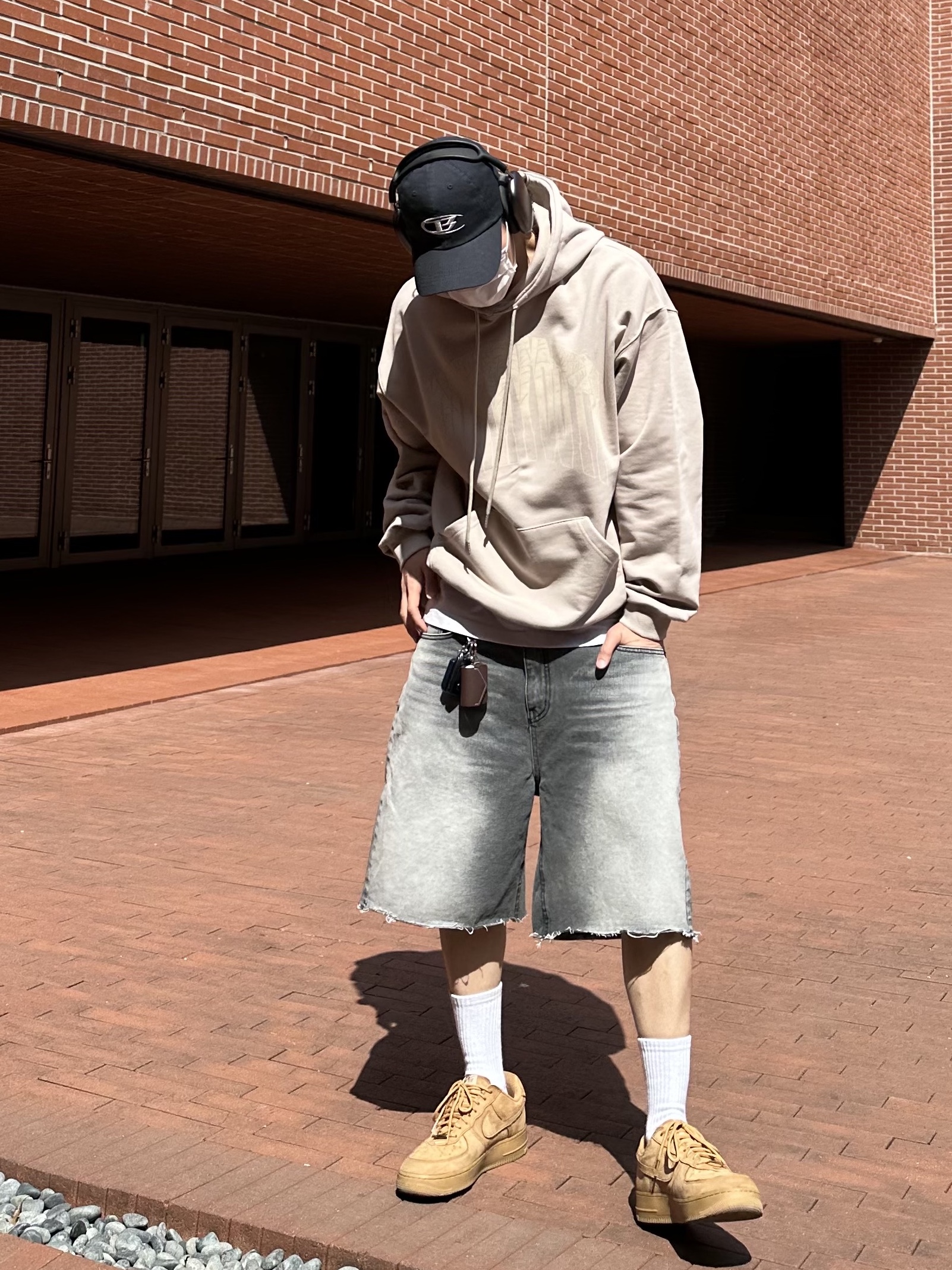 Nike x Supreme Air Force 1 Low Flax, Apple AirPods Max Lightning Space Gray (Korean Ver.) 착용 스타일 - 5