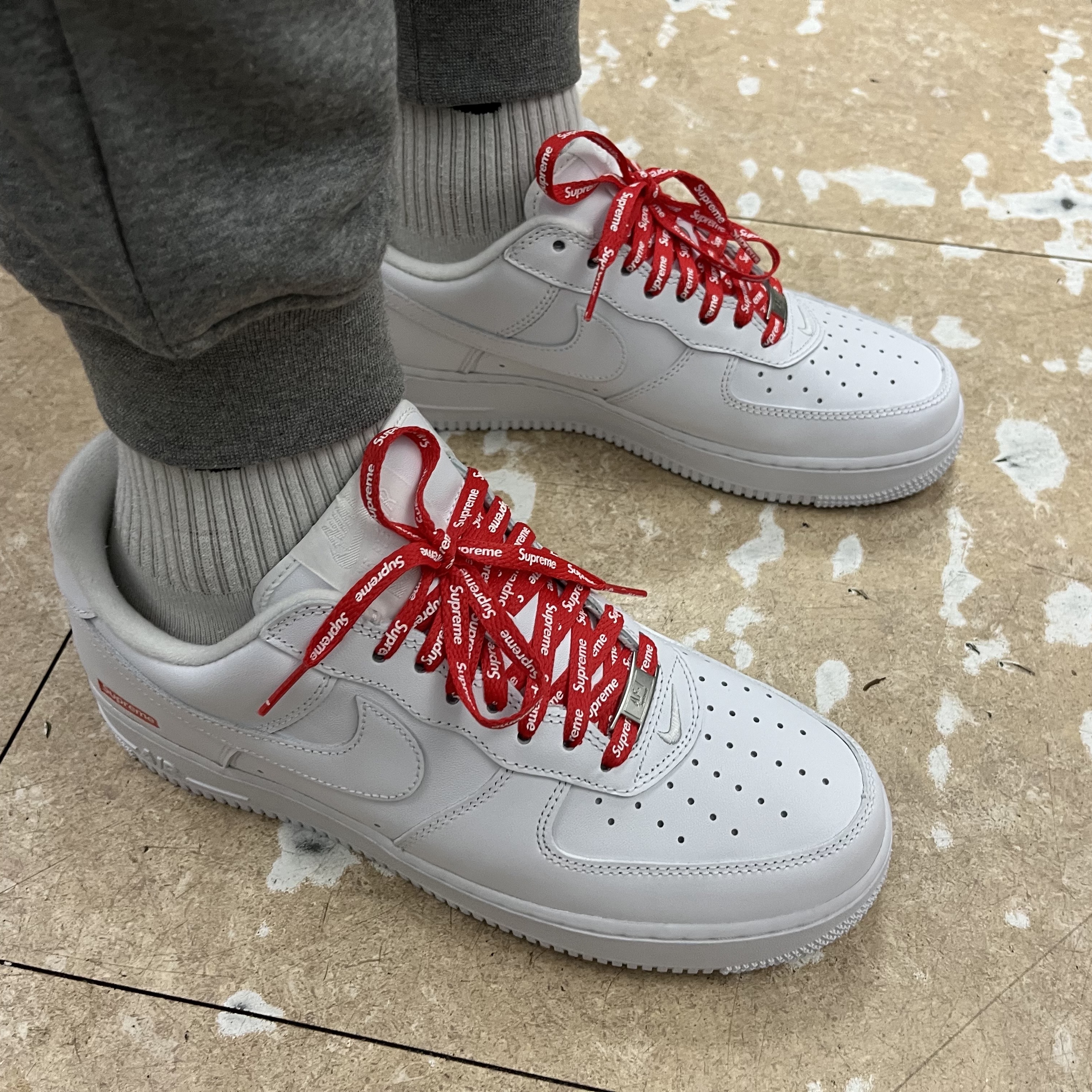Nike x Supreme Air Force 1 Low White 착용 스타일