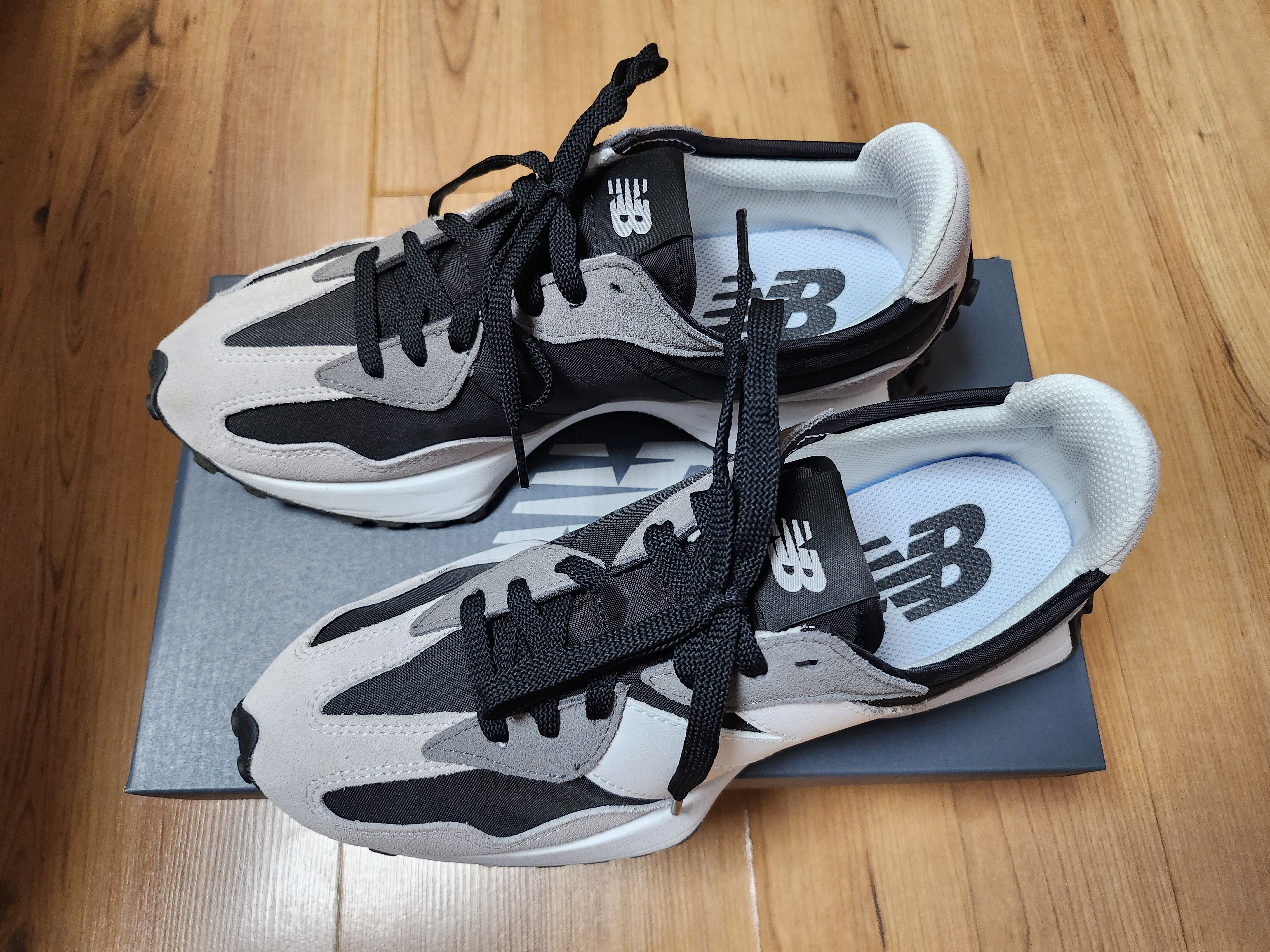 New Balance 327 Black Grey 착용 스타일 - 4