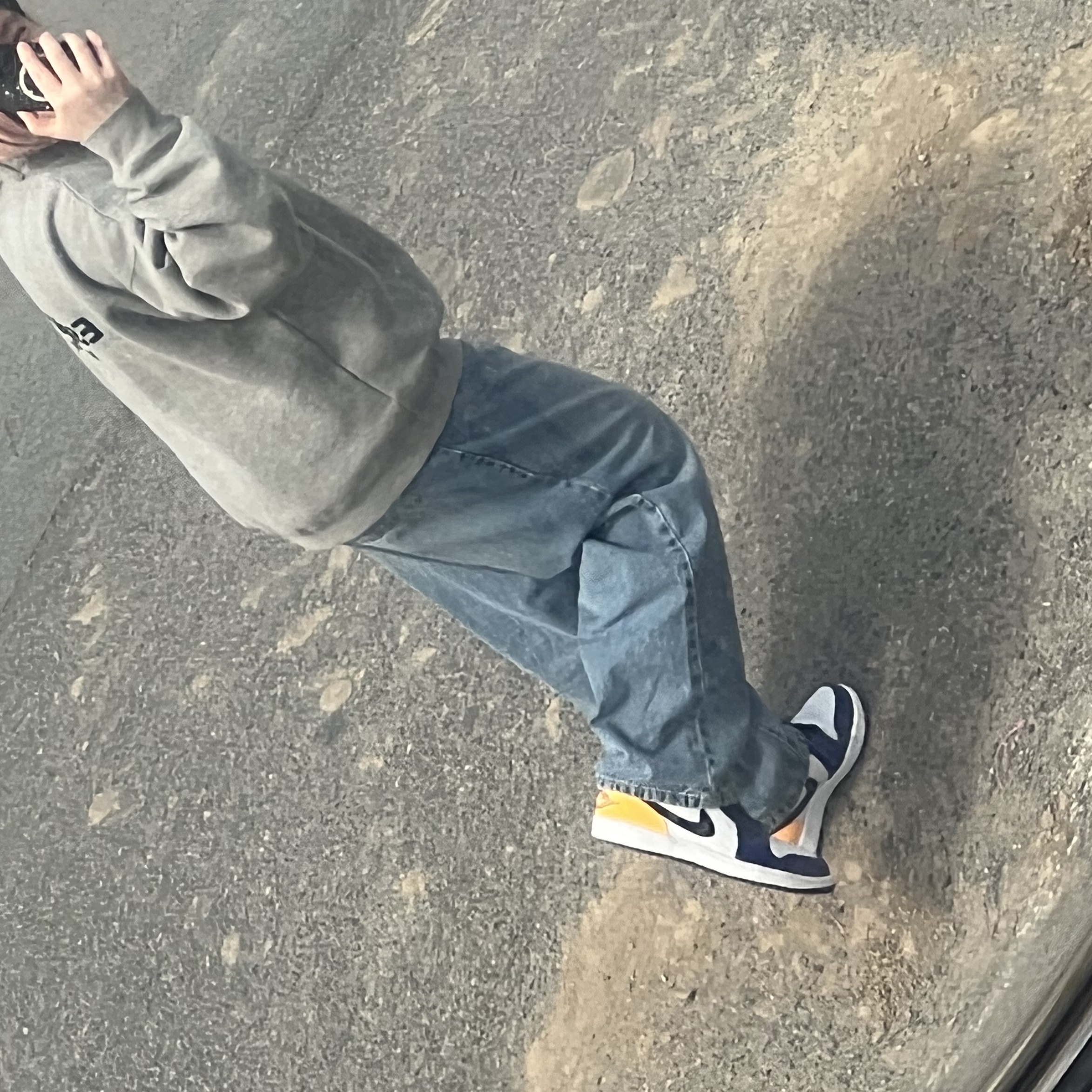 Essentials The Core Collection Crewneck Sweatshirt Dark Oatmeal, Jordan 1 Low Royal Yellow 착용 스타일 - 2