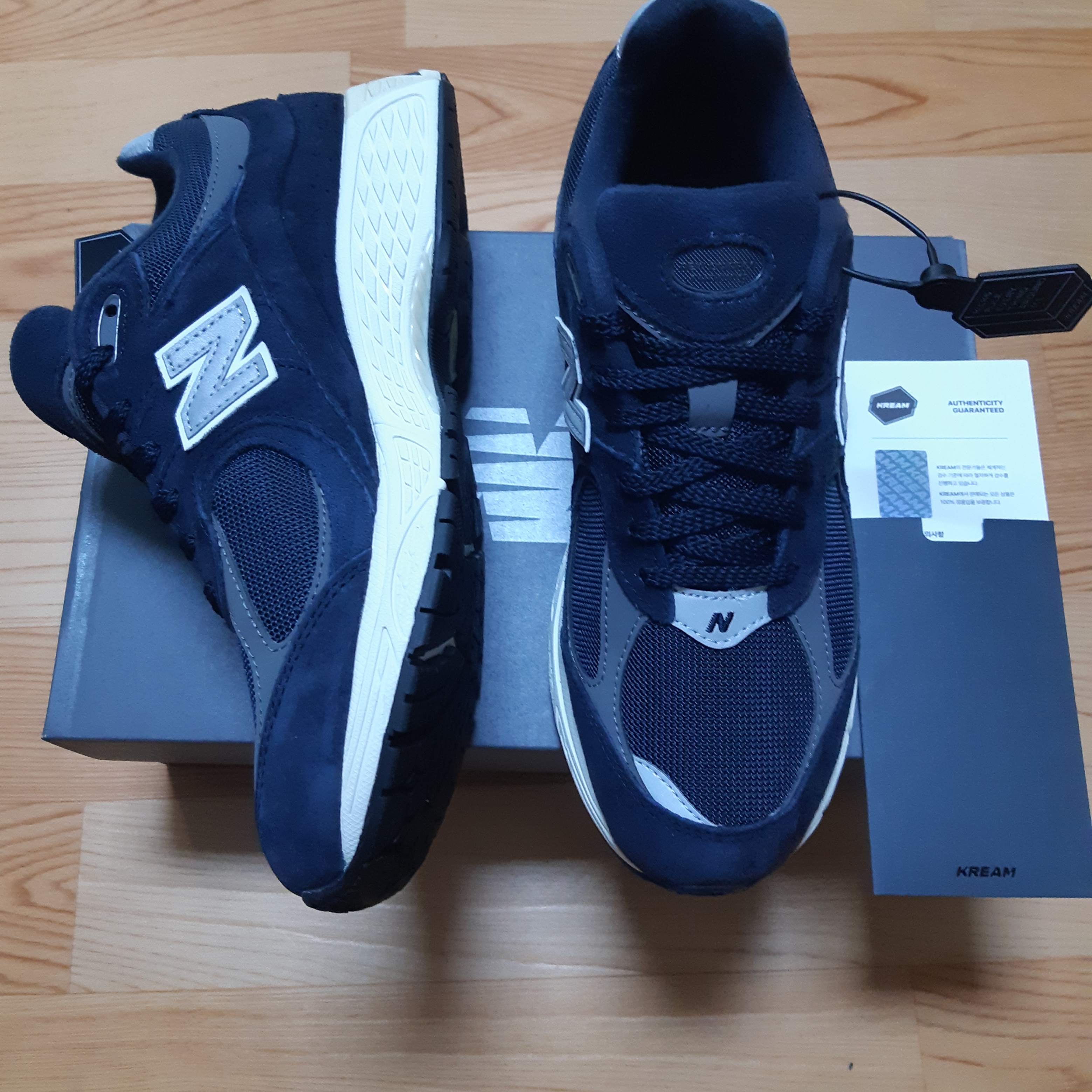 New Balance 2002R Eclipse Castlerock 착용 스타일