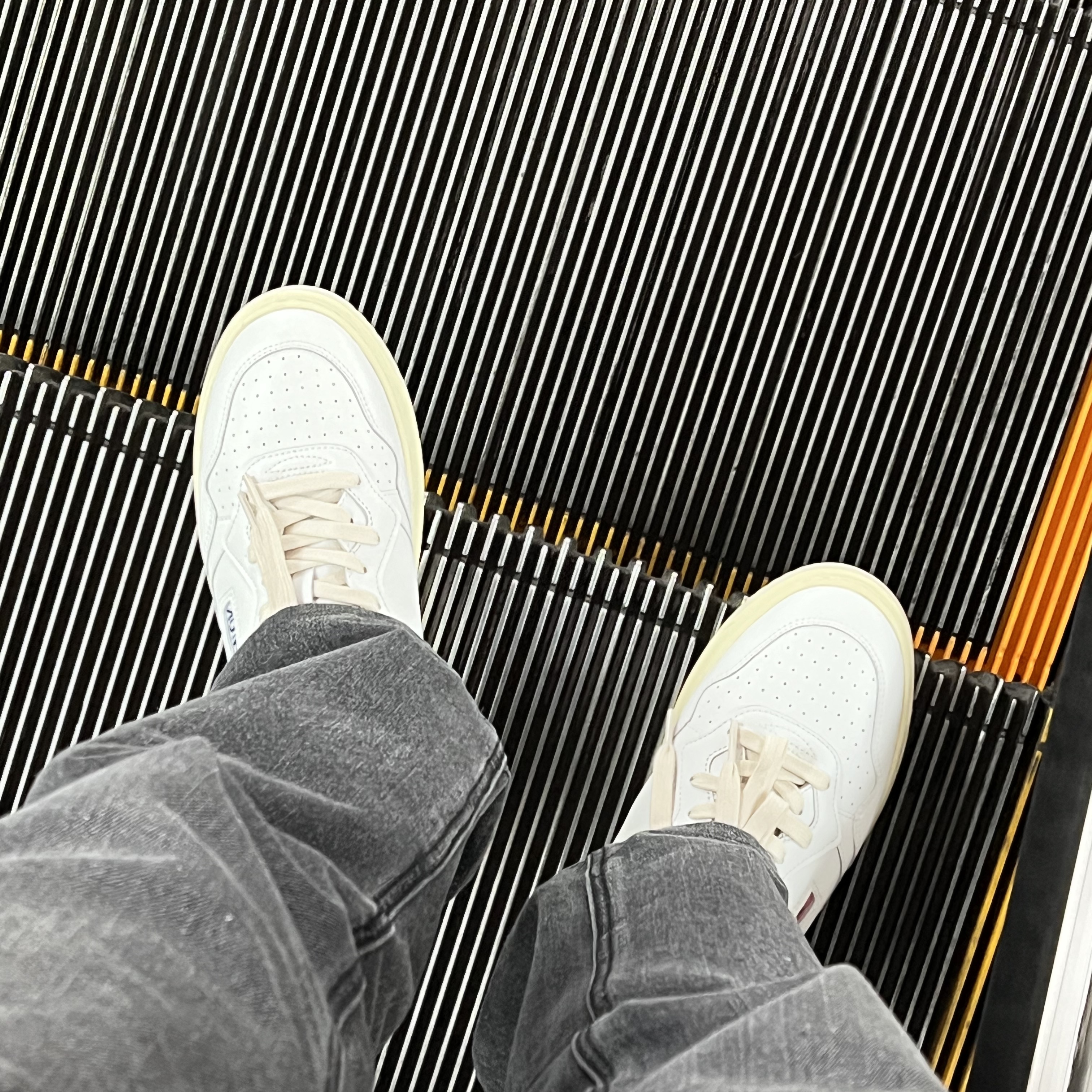 Autry Medalist Low Leather Sneakers White 착용 스타일 - 2