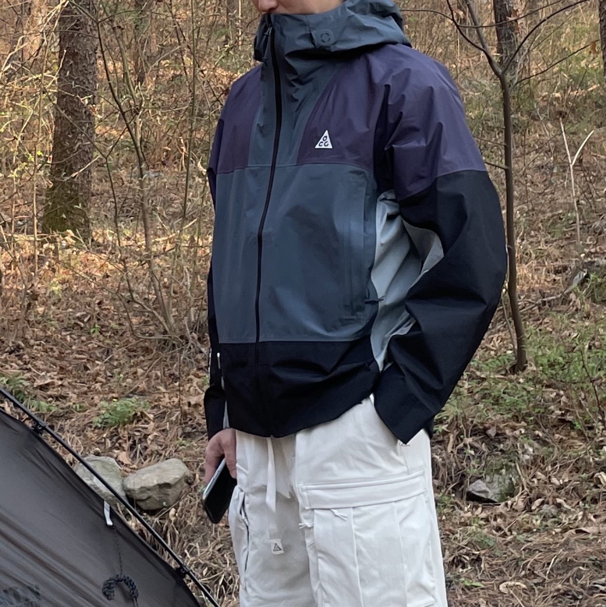 Nike ACG Storm-Fit ADV Chain of Craters Jacket Faded Spruce Black - Asia, Nike ACG Smith Summit Cargo Pants Light Bone - US/EU 착용 스타일