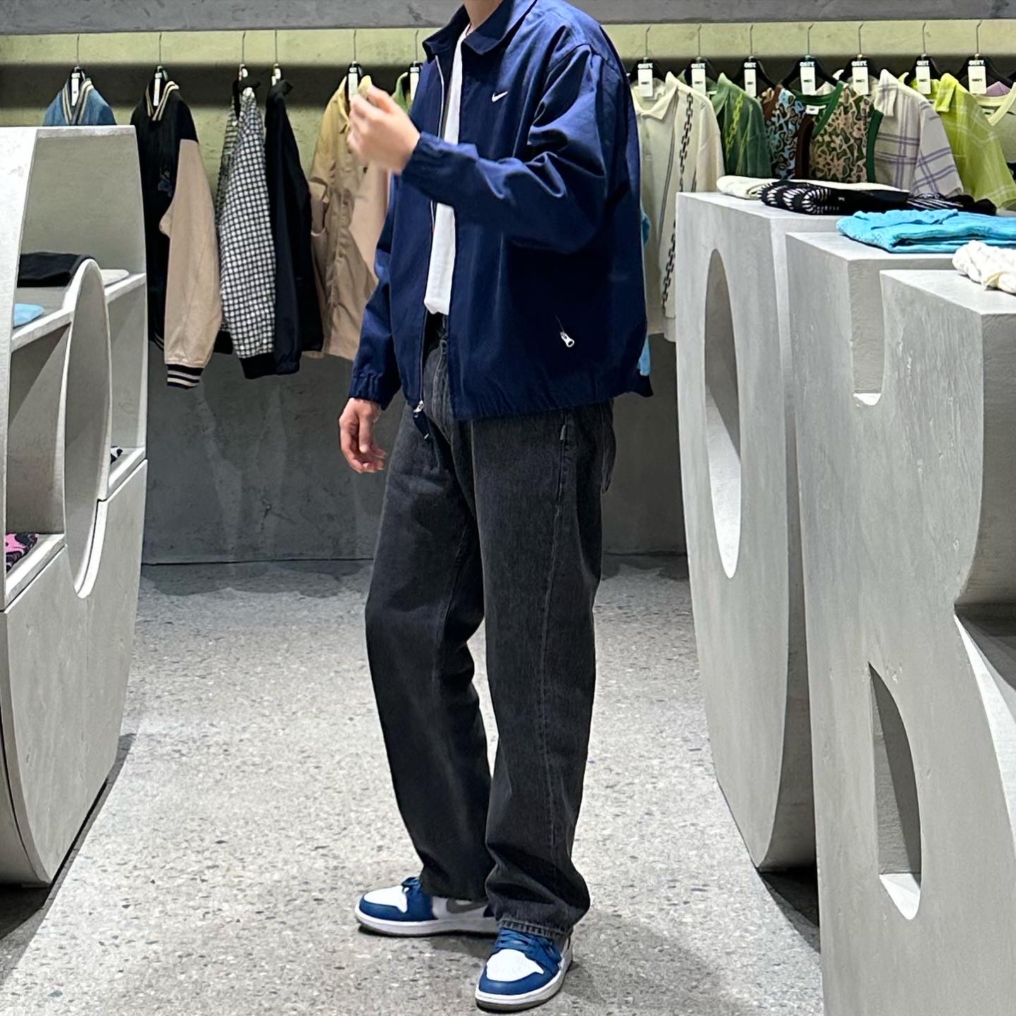 Nike SB Lightweight Skateboarding Jacket Midnight Navy - Asia, Jordan 1 Low True Blue Cement Grey 착용 스타일 - 3