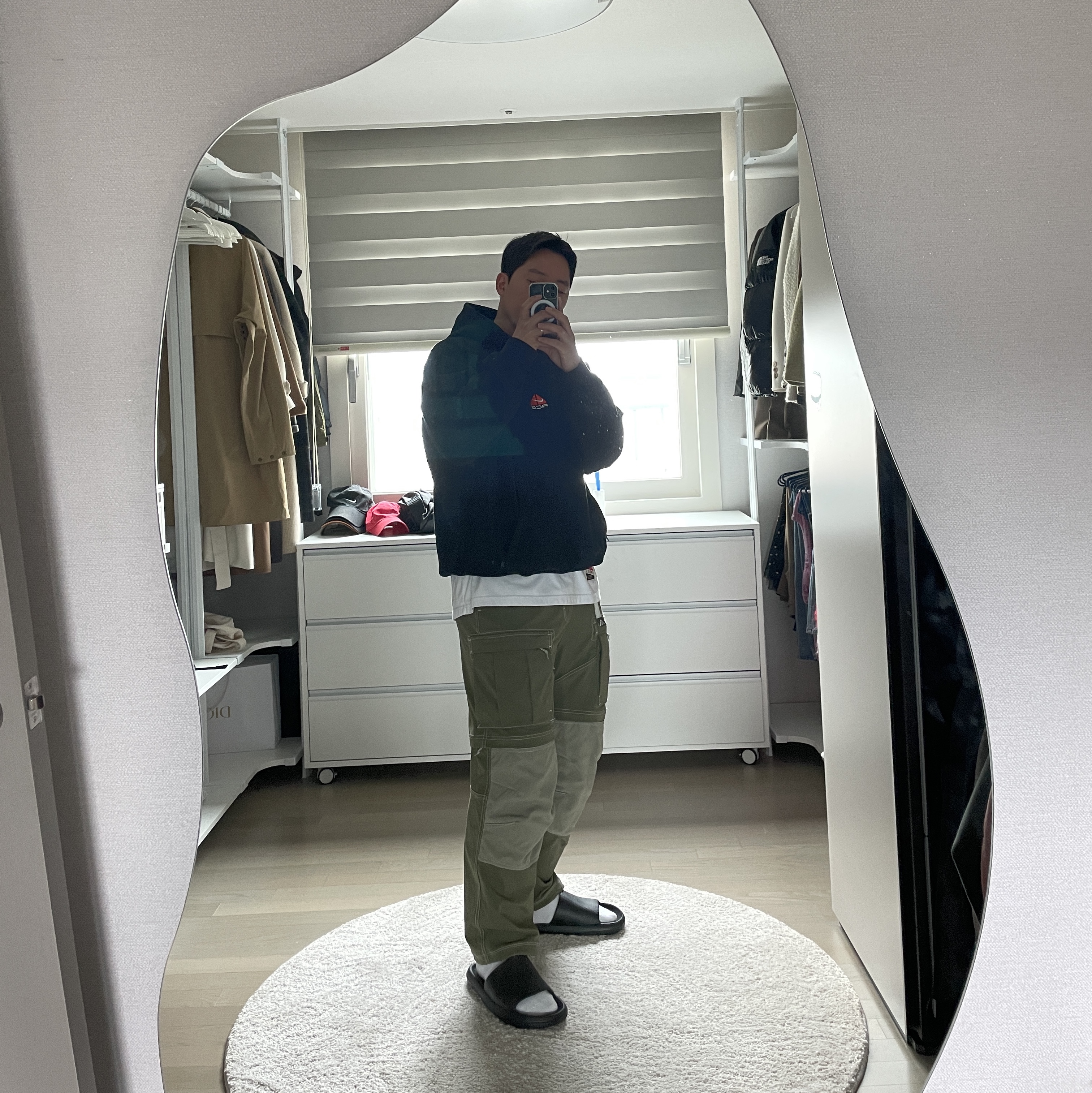 Nike ACG Smith Summit Cargo Pants Medium Olive - Asia, Nike ACG Therma-Fit Pullover Fleece Hoodie Black - Asia 착용 스타일 - 2