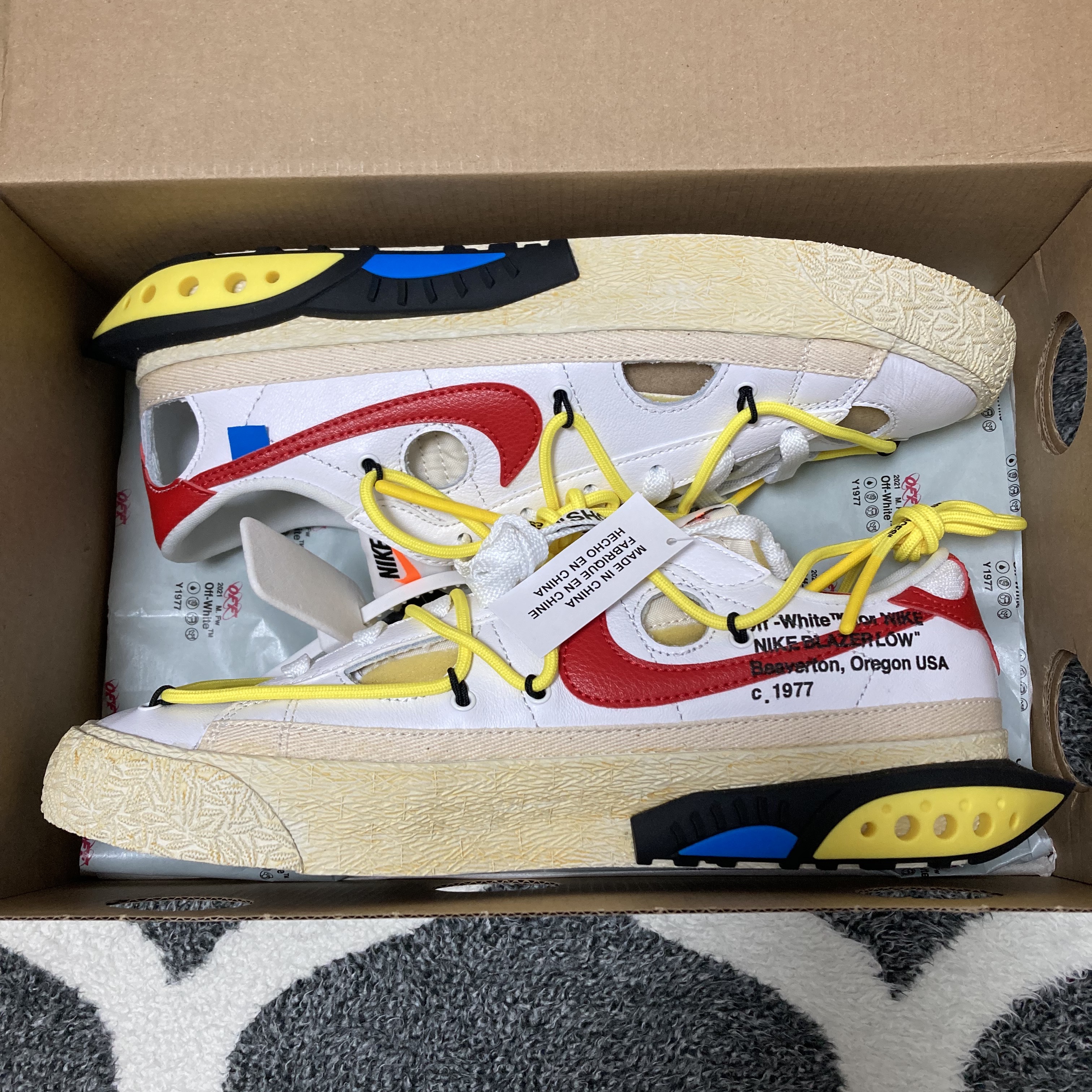 Nike x Off-White Blazer Low '77 White and University Red 착용 스타일