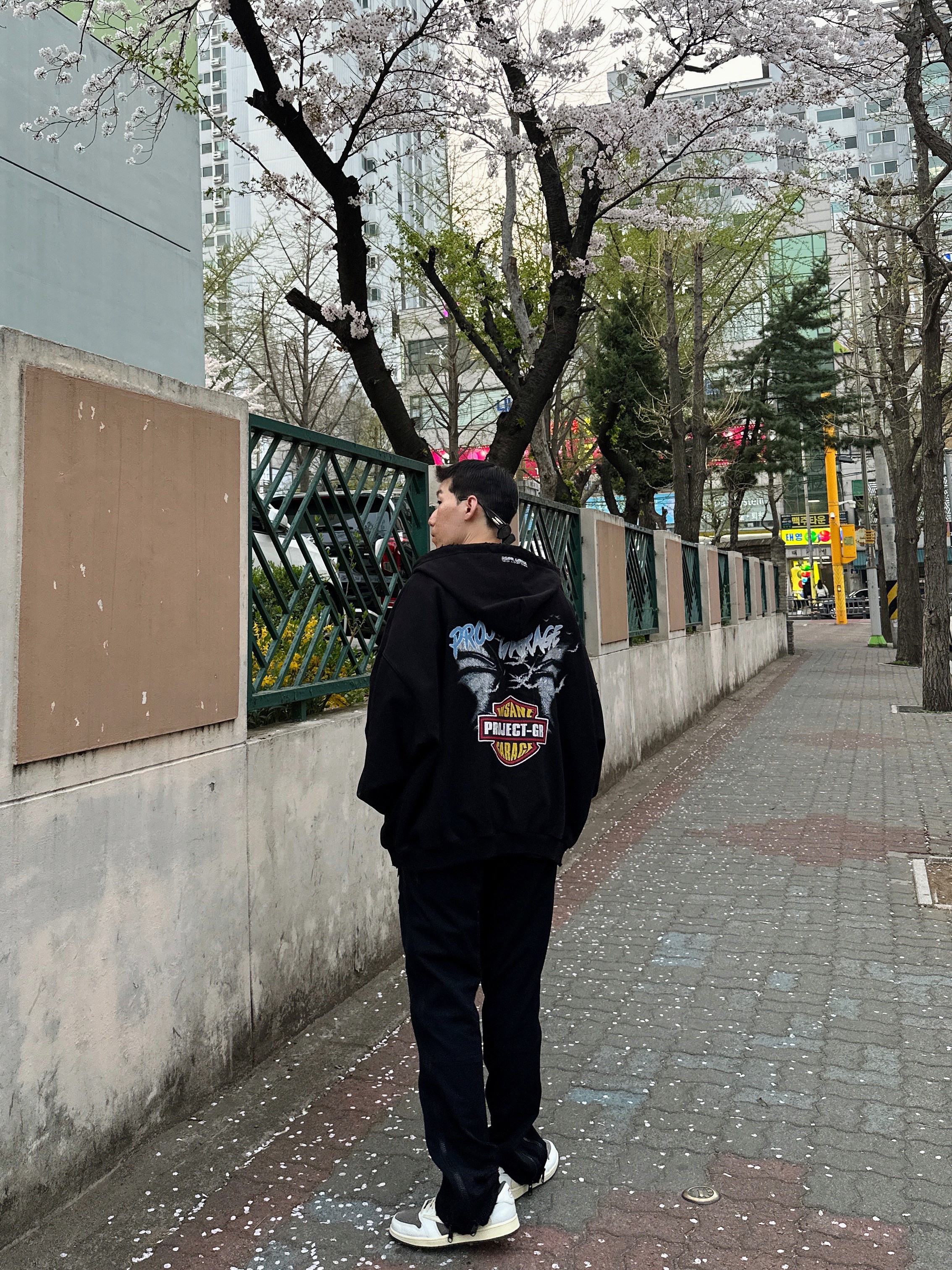 Project G/R x Insane Garage Bat Zip Hoodie Black, Jordan 1 x Travis Scott Retro Low OG SP Sail and Ridgerock 착용 스타일