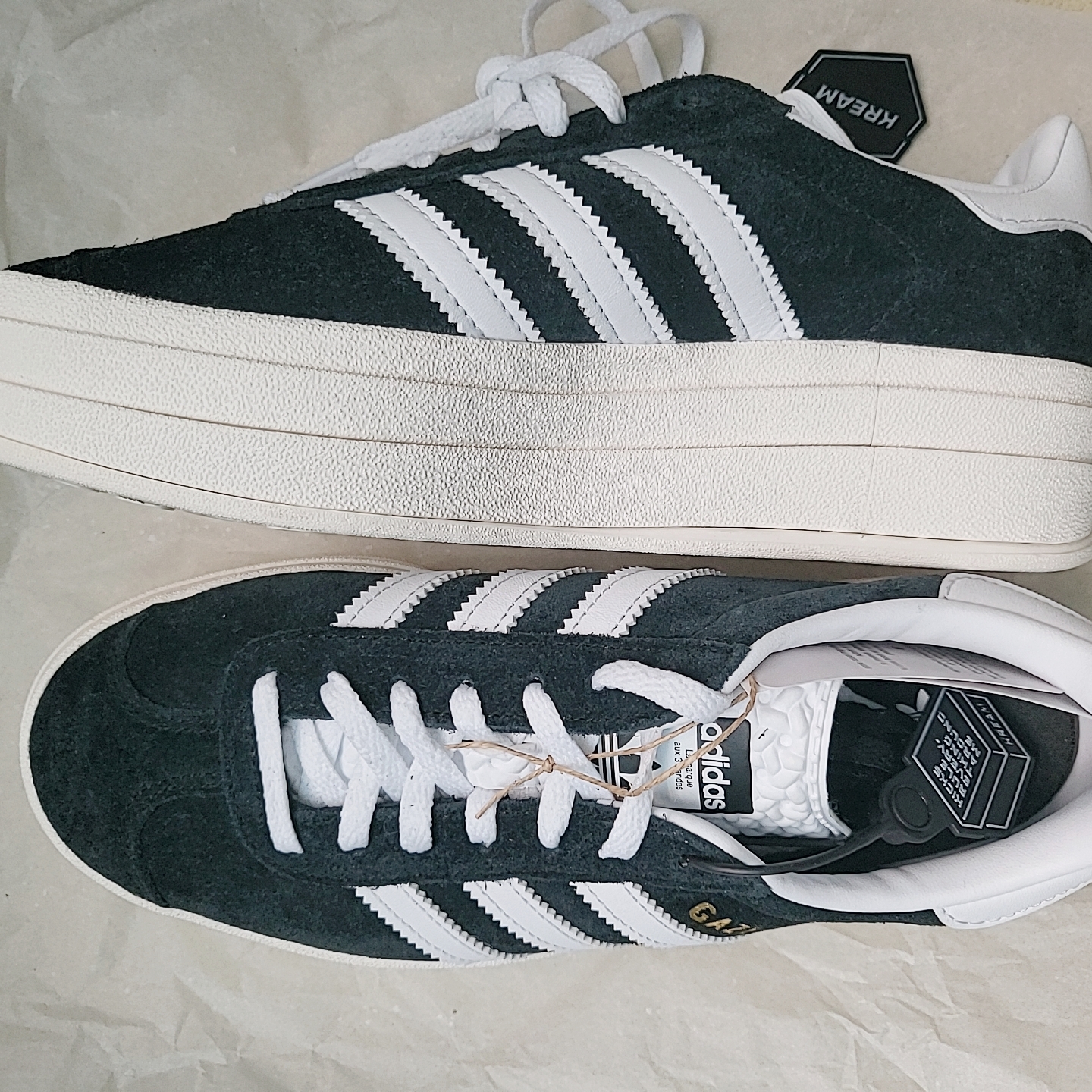 (W) Adidas Gazelle Bold Core Black Cloud White 착용 스타일 - 2