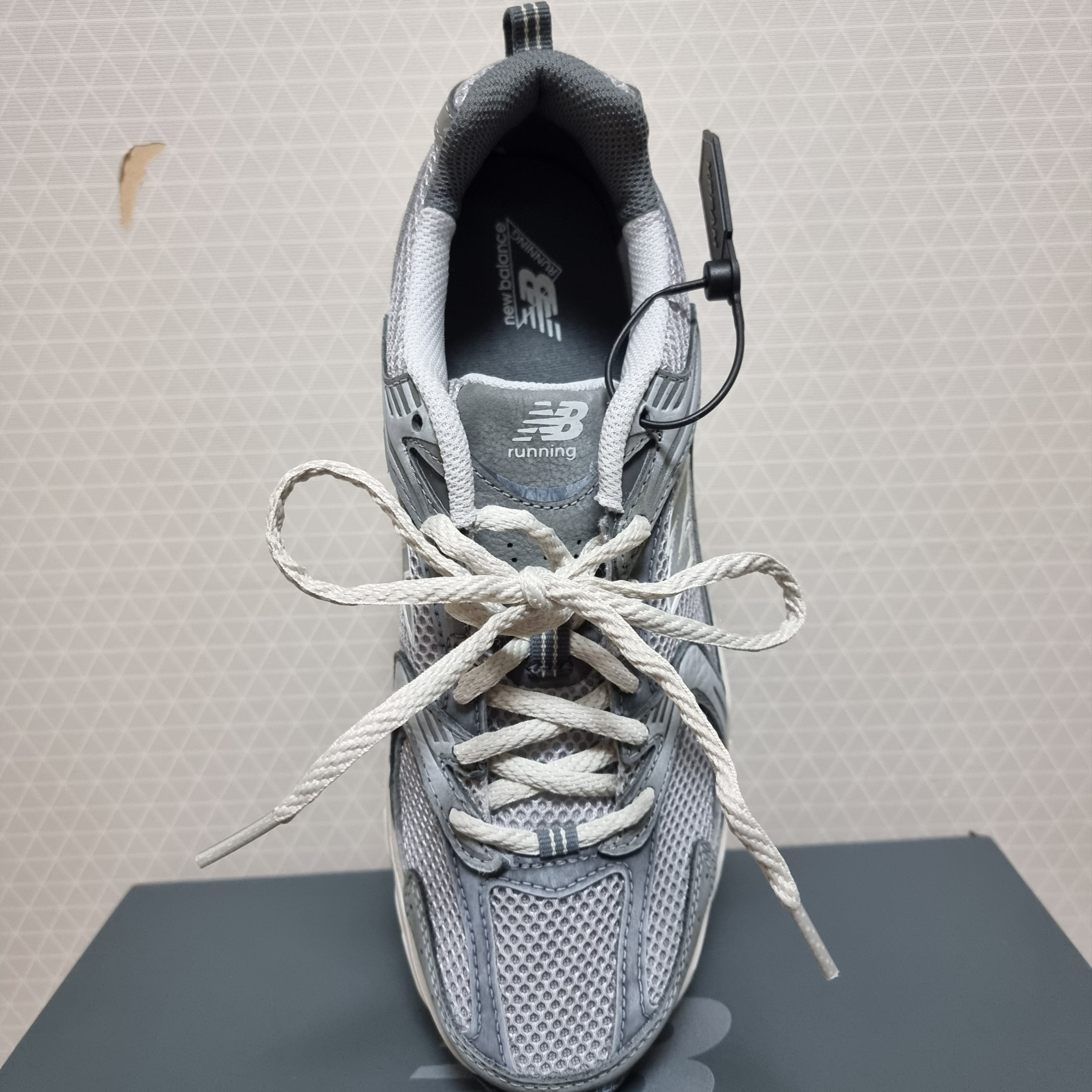 New Balance 530 Premium Vintage Grey Matter 착용 스타일 - 2