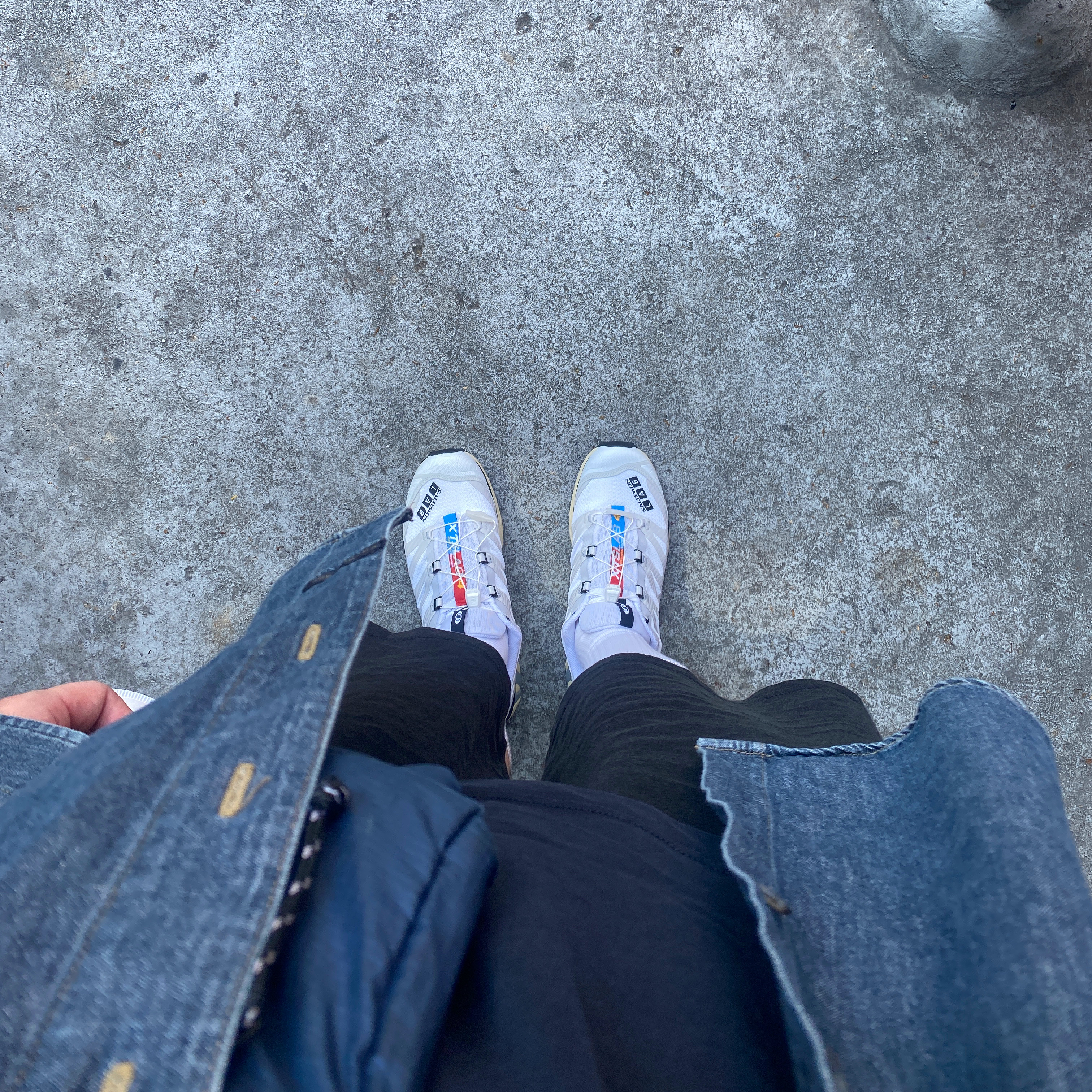 Salomon XT-4 White Lunar Rock 착용 스타일