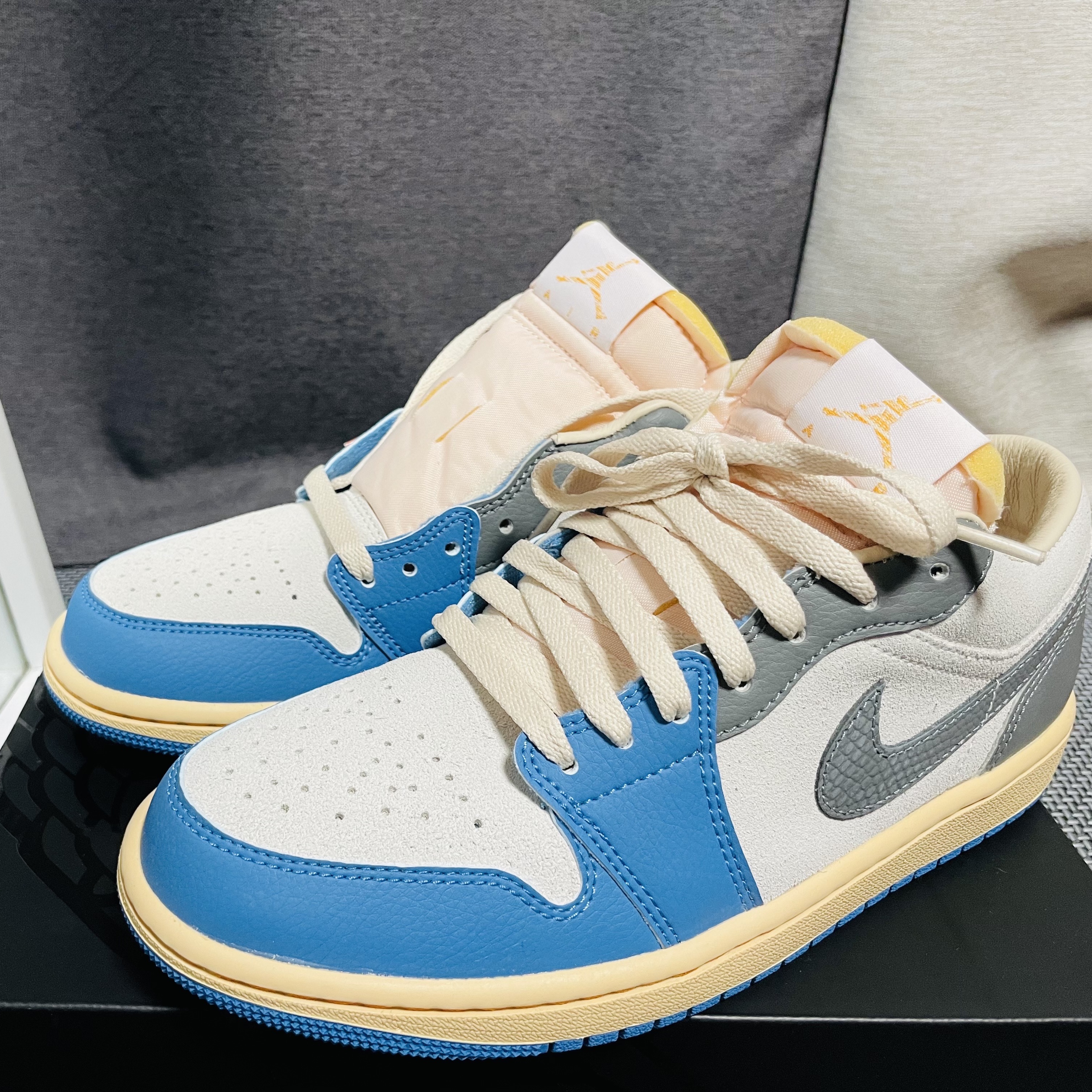 Jordan 1 Low SE Tokyo 96, Undermycar Legion.03 Slim Fit Blue Stitch Washed Jeans Washed Gray 착용 스타일 - 3