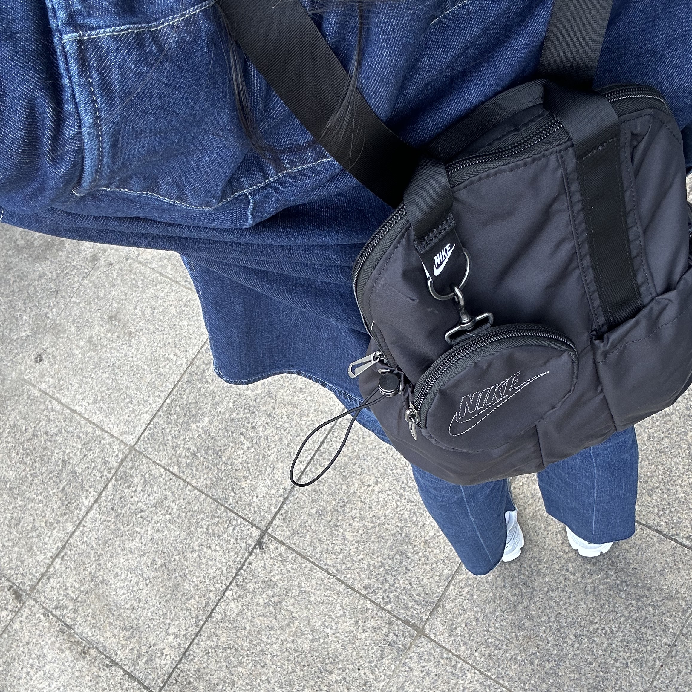 (W) Nike Zoom Vomero 5 Photon Dust and Metallic Silver, Supreme Small Box Shirt Denim - 22FW 착용 스타일 - 3