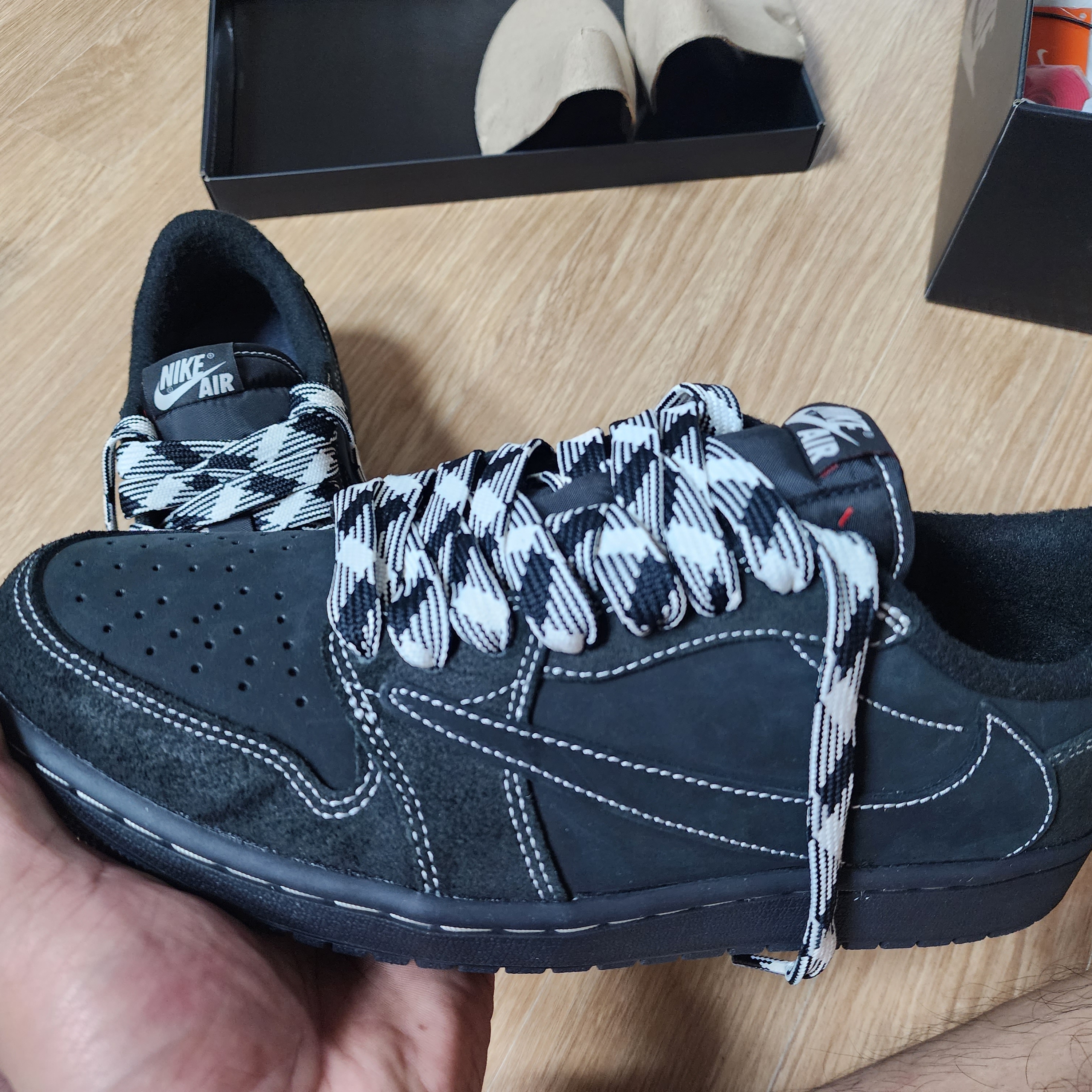 Jordan 1 x Travis Scott Retro Low OG SP Black Phantom 착용 스타일 - 4