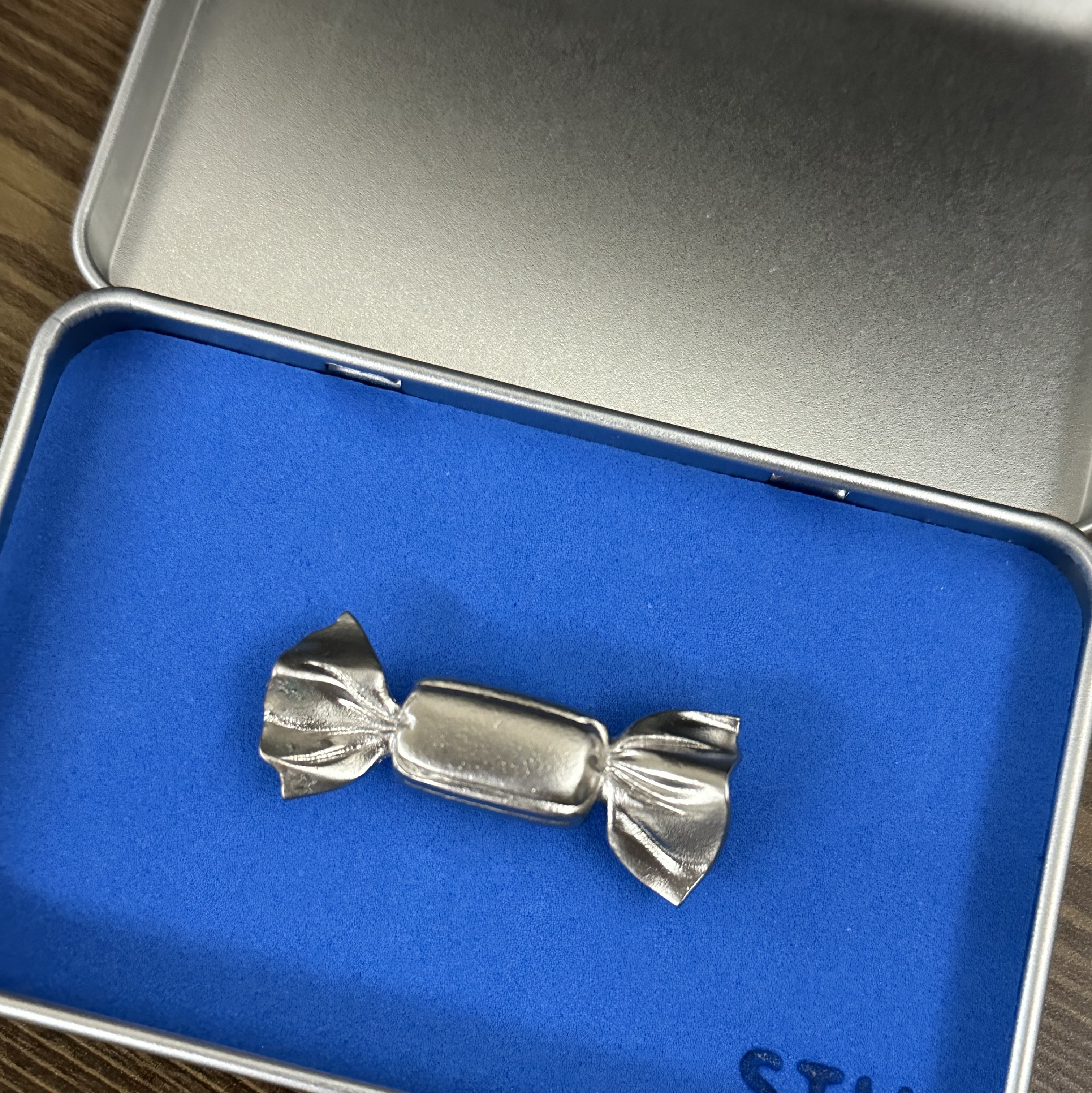 [KREAM 단독] STU Candy Metal Brooch 착용 스타일