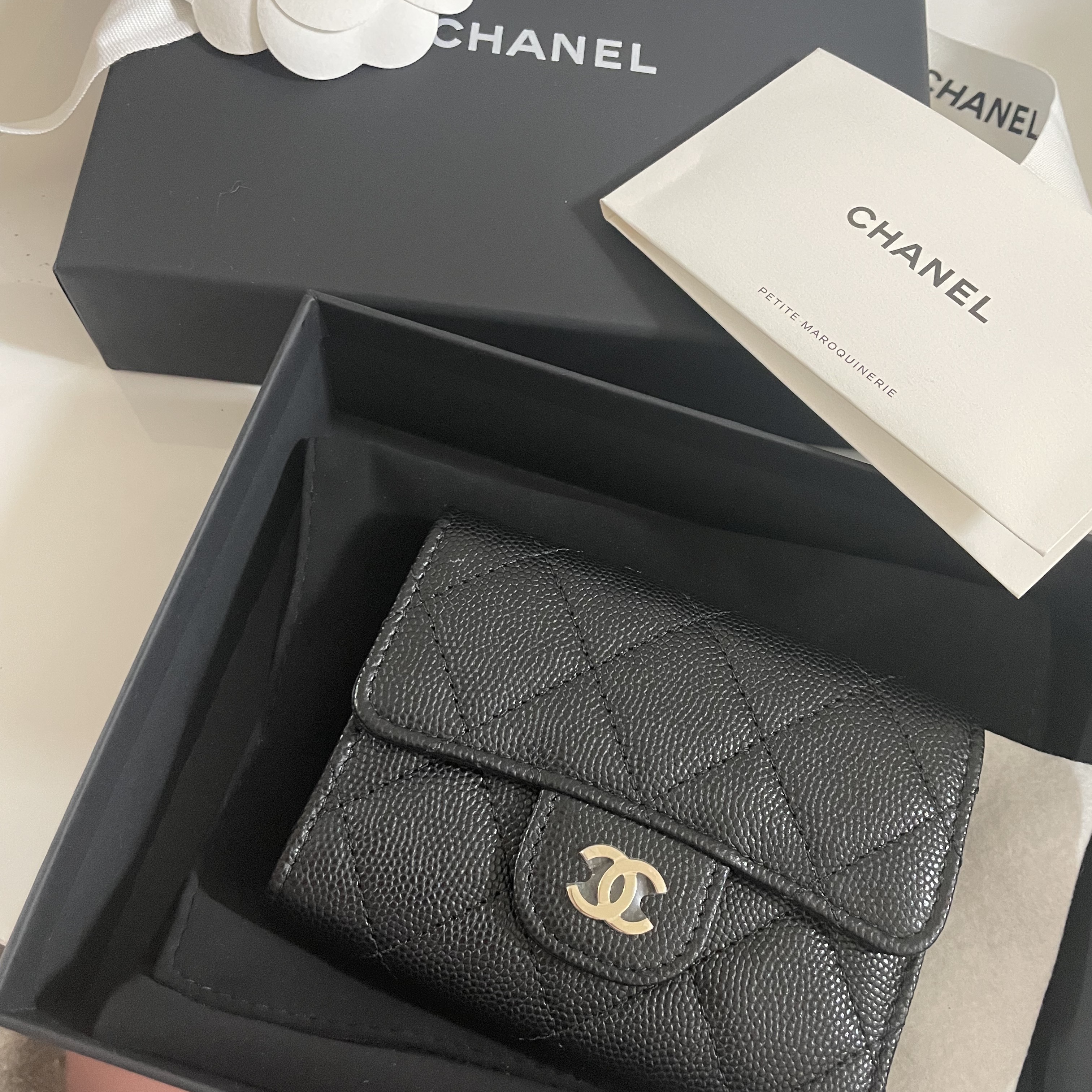 Chanel Classic Small Flap Wallet Grained Calfskin & Gold Black 착용 스타일