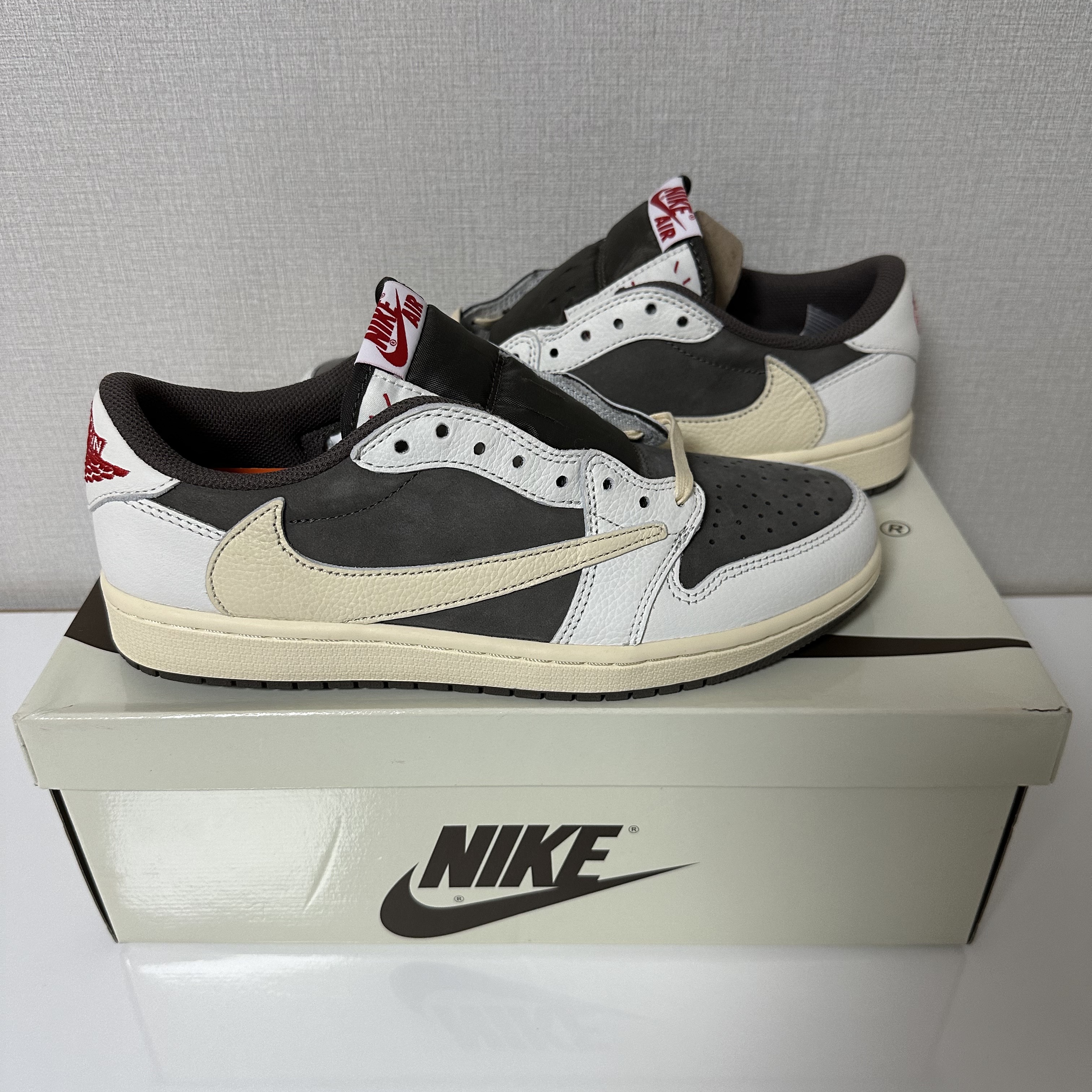 Jordan 1 x Travis Scott Retro Low OG SP Sail and Ridgerock 착용 스타일