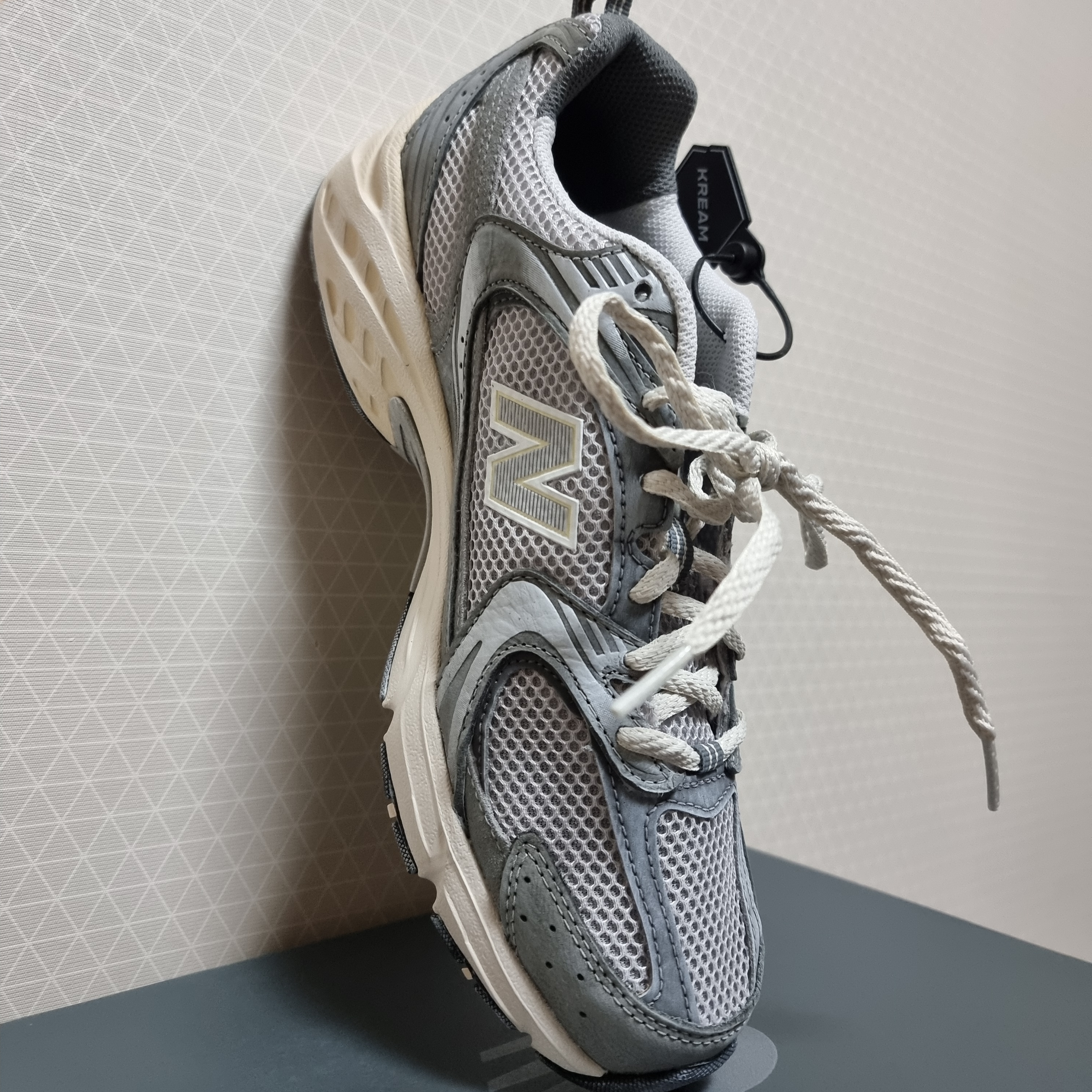 New Balance 530 Premium Vintage Grey Matter 착용 스타일 - 4