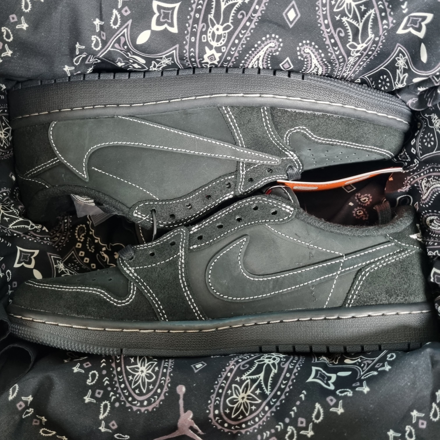 Jordan 1 x Travis Scott Retro Low OG SP Black Phantom 착용 스타일