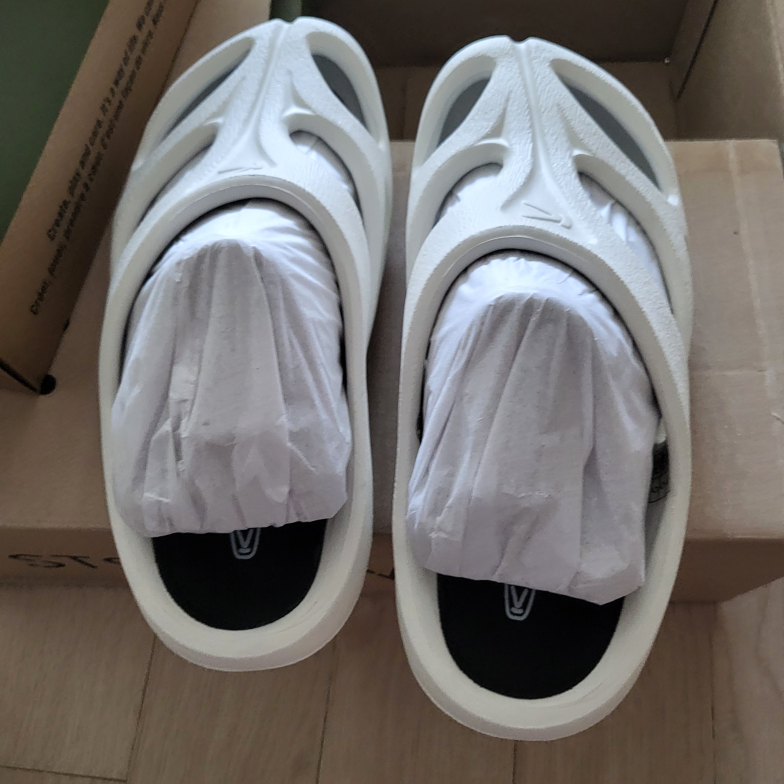 (W) Keen Shanti White Black 착용 스타일 - 3