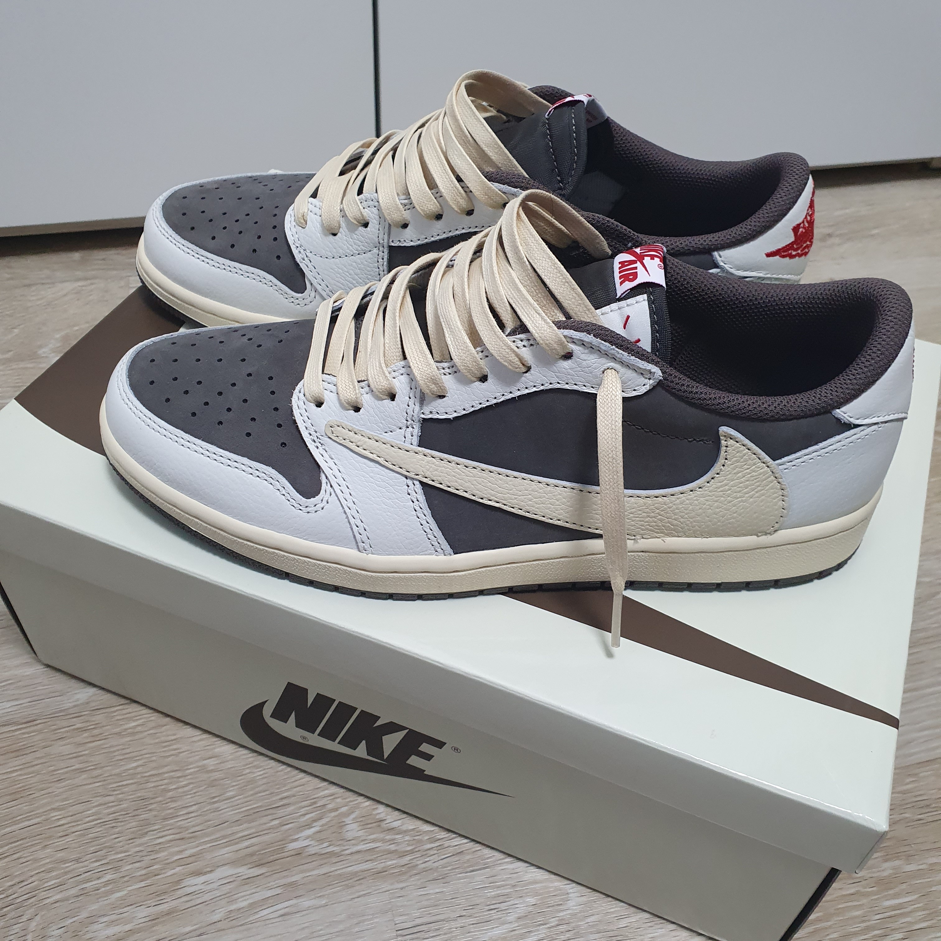 Jordan 1 x Travis Scott Retro Low OG SP Sail and Ridgerock 착용 스타일
