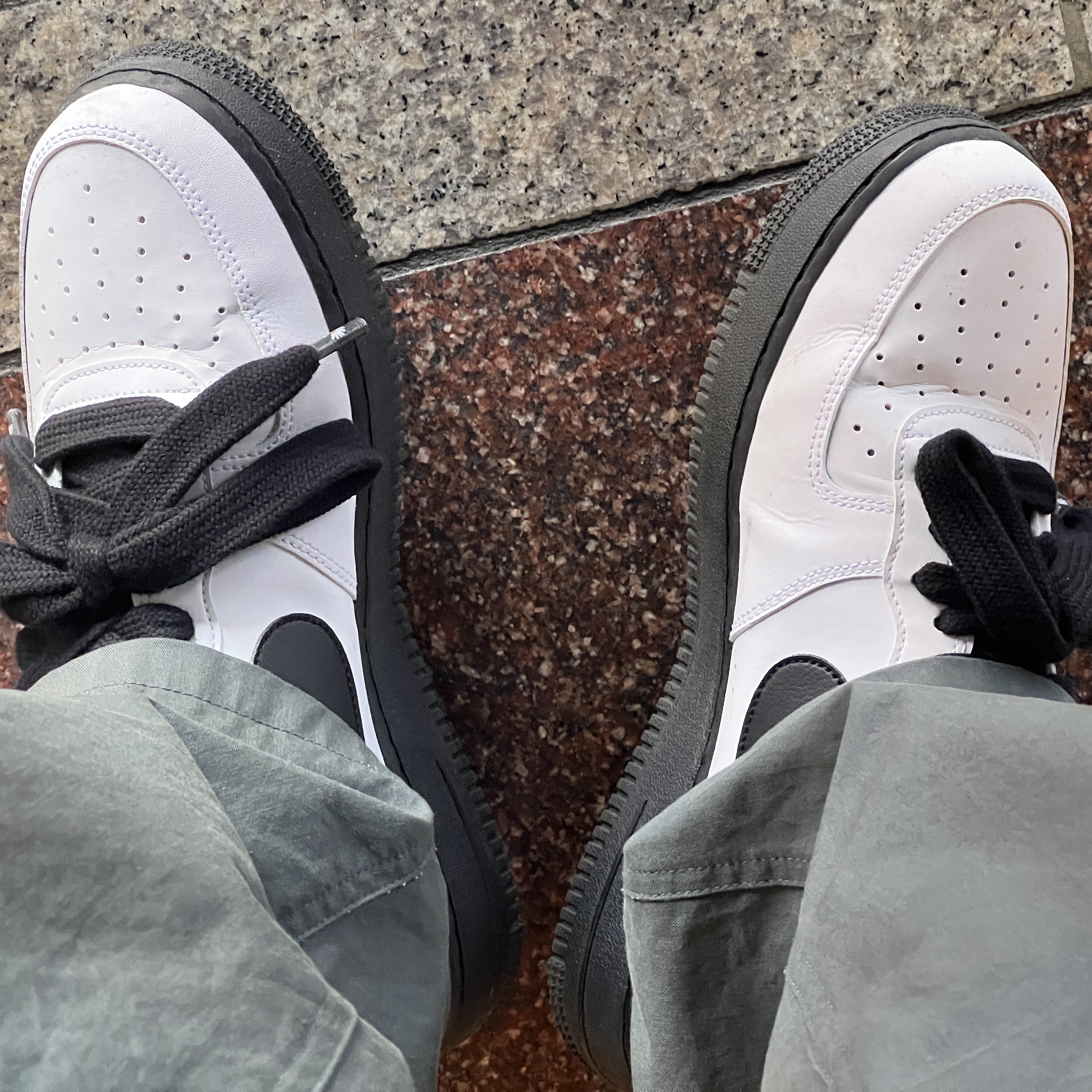 Nike Air Force 1 Low White Black Midsole 착용 스타일