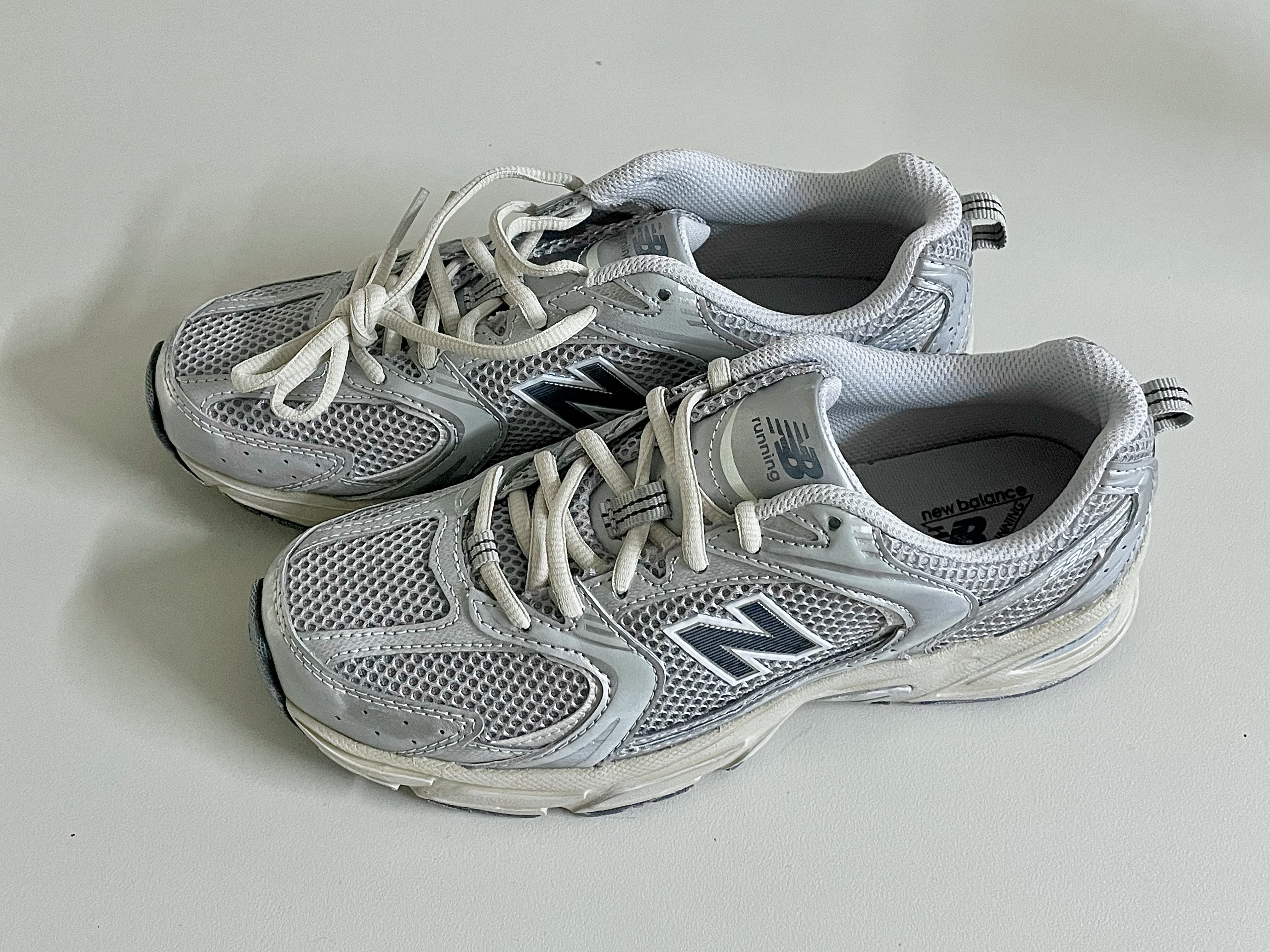 New Balance 530 Vintage Metallic Silver 착용 스타일