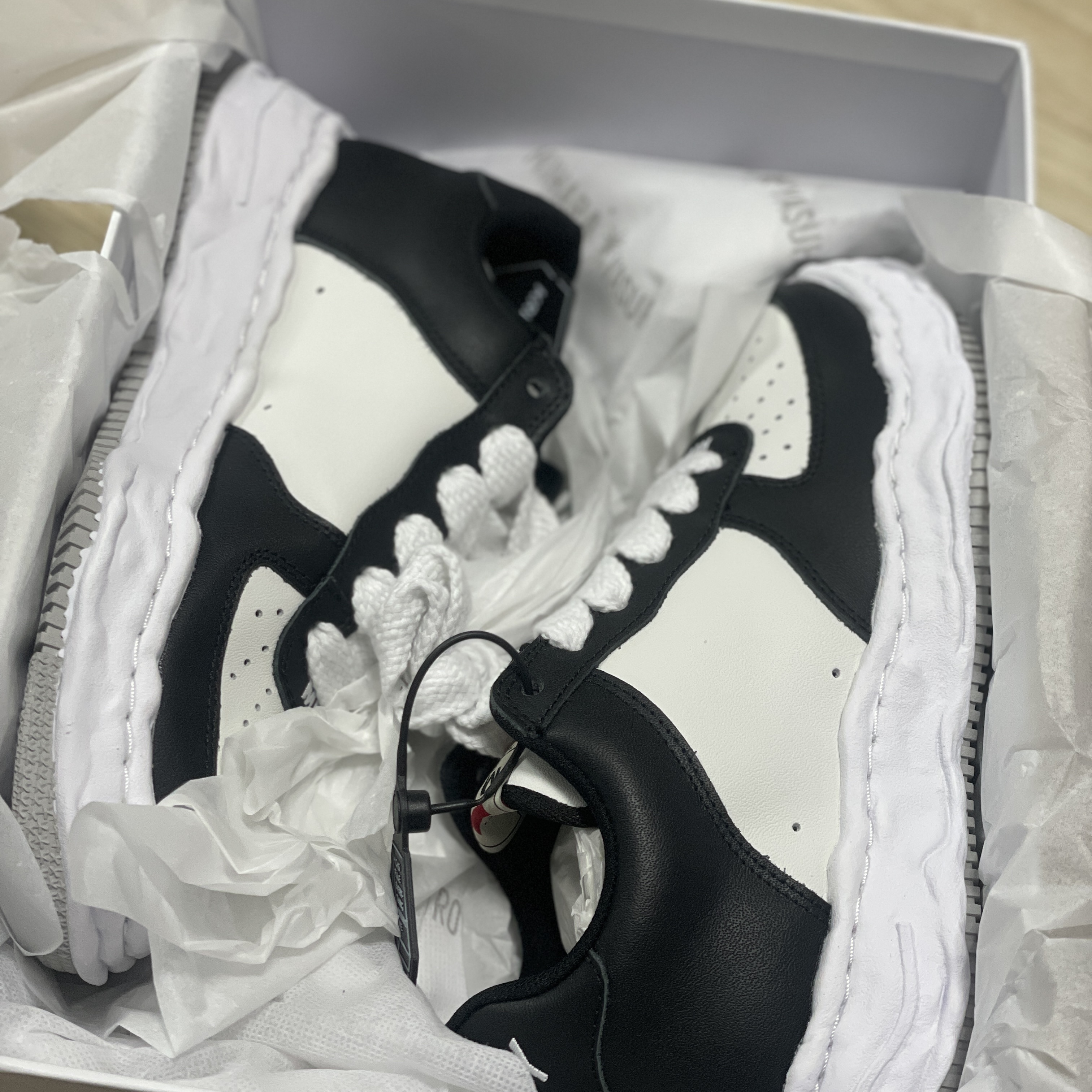Maison Mihara Yasuhiro Wayne OG Sole Leather Low-top Sneakers Black White 착용 스타일 - 2