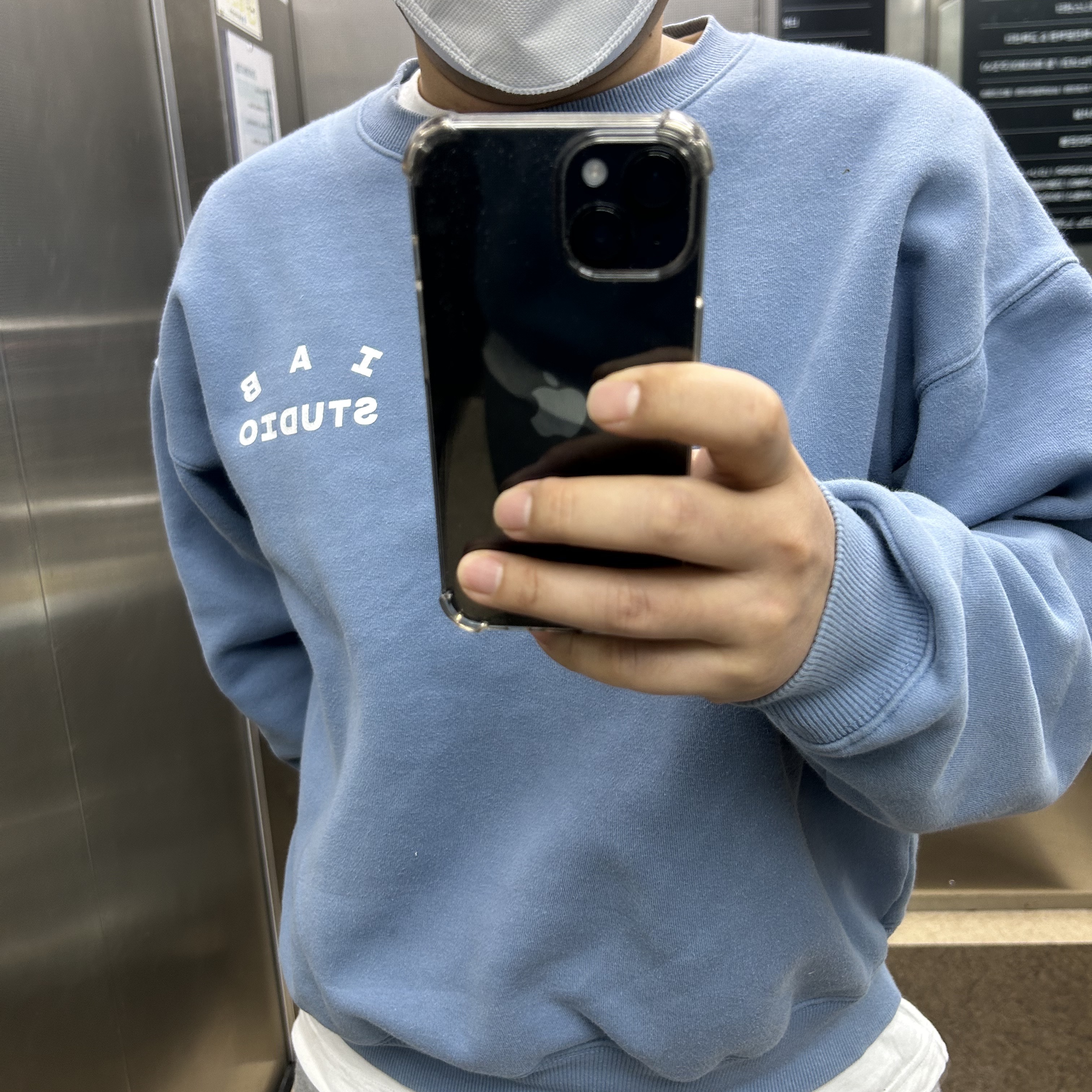 IAB Studio Crewneck Sky Blue 착용 스타일