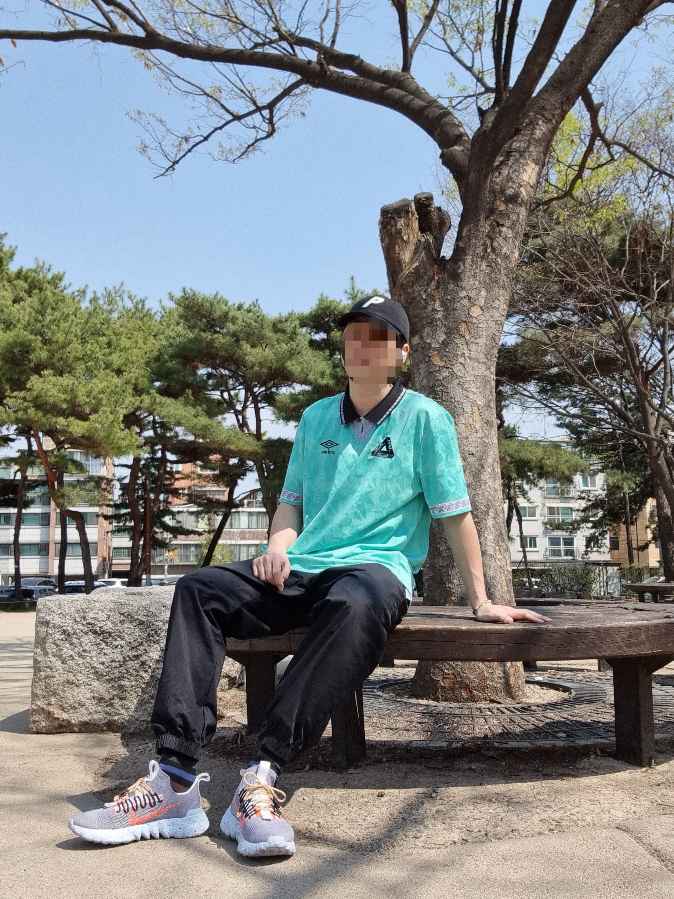 Nike Space Hippie 01 Vast Grey Hyper Crimson, Palace x Umbro Classic Jersey Florida Keys - 22FW 착용 스타일