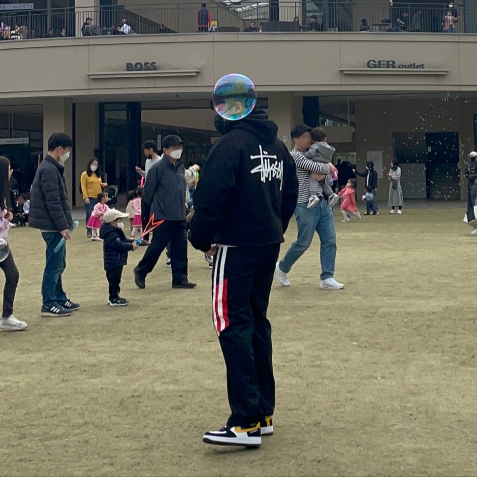 Stussy Basic Stussy Hoodie Black 2023, Nike Air Force 1 '07 LV8 Athletic Club Black Dark Sulfur 착용 스타일 - 1