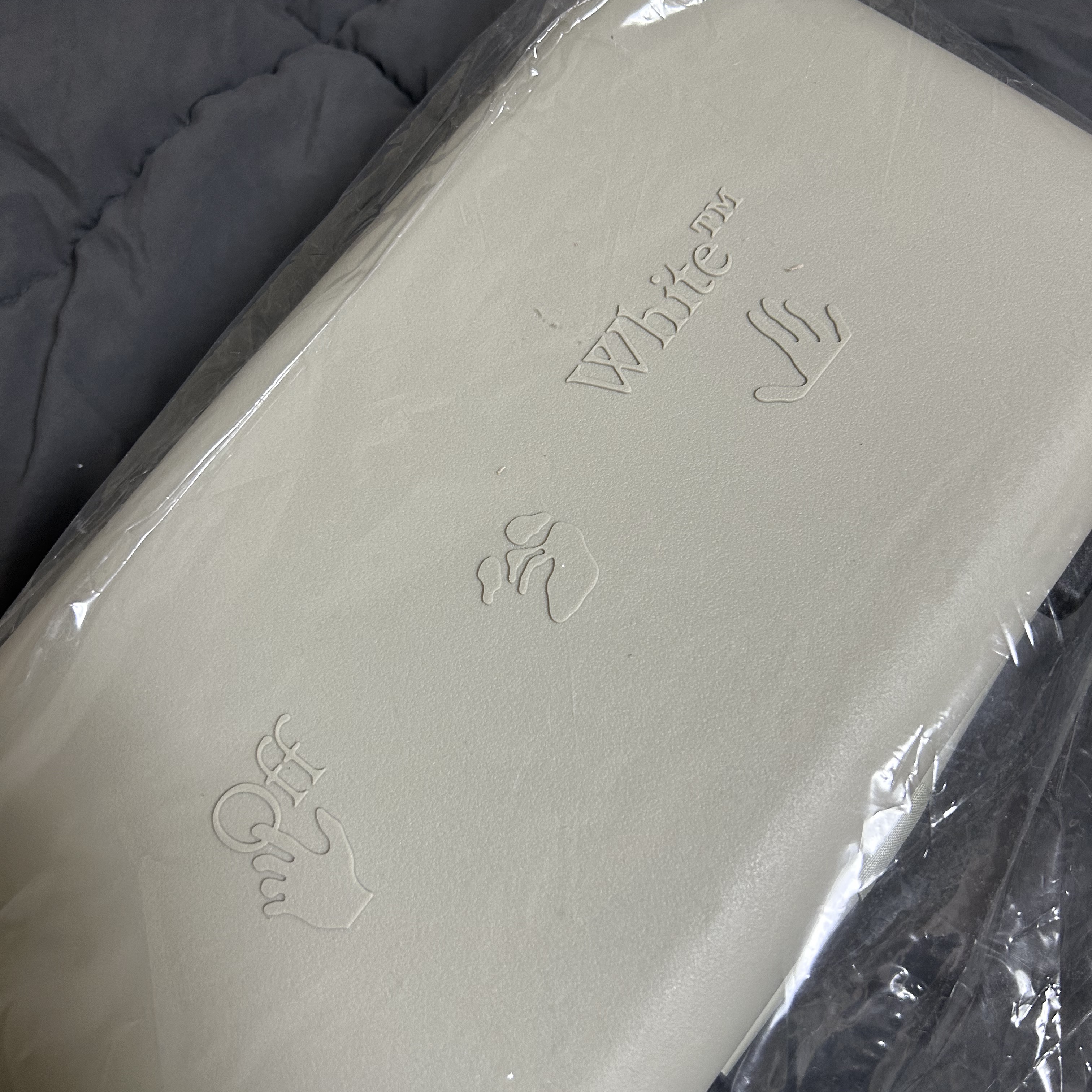 Off-White x Amore Pacific Protection Box (Without Cosmetics) 착용 스타일