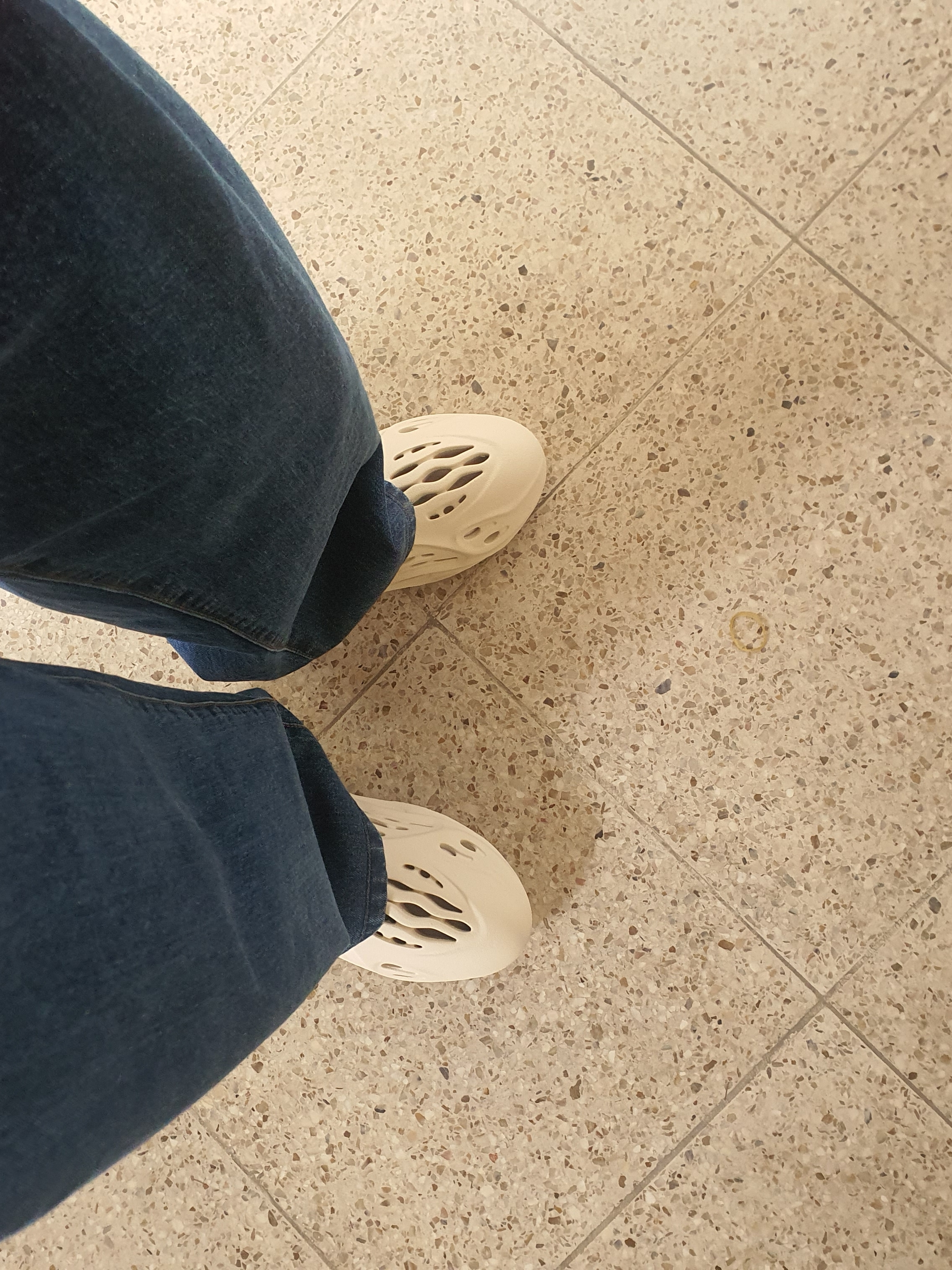 Adidas Yeezy Foam RNNR Sand 착용 스타일