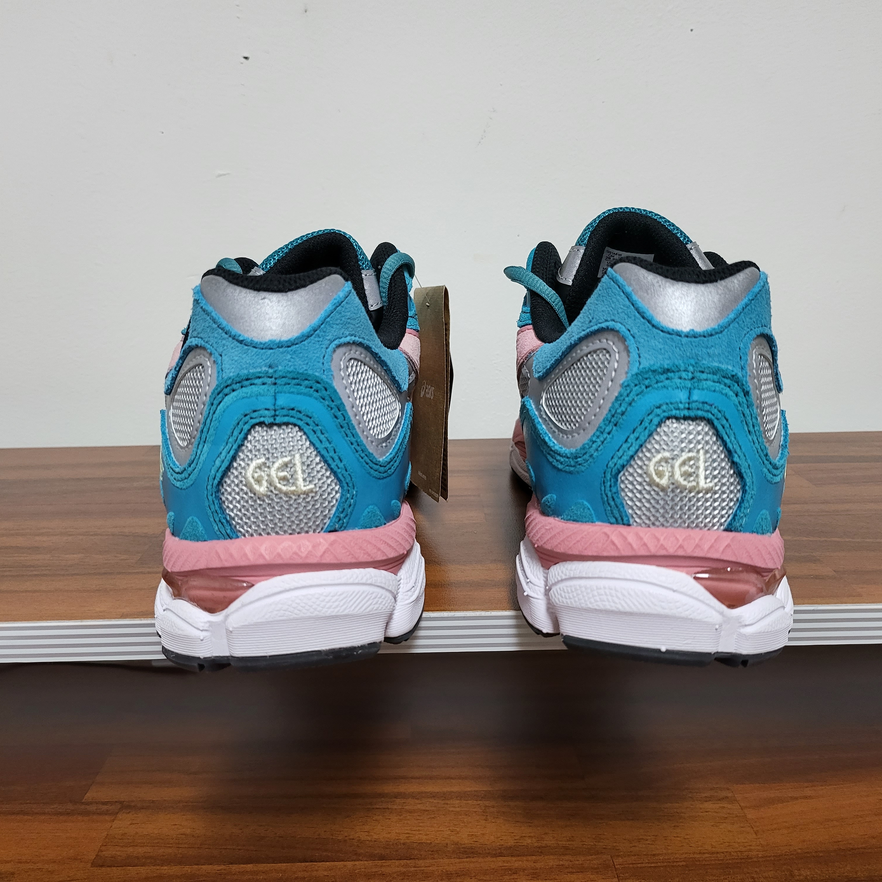 Asics x Awake NY Gel-NYC Pure Silver Green Blue Slate 착용 스타일 - 3
