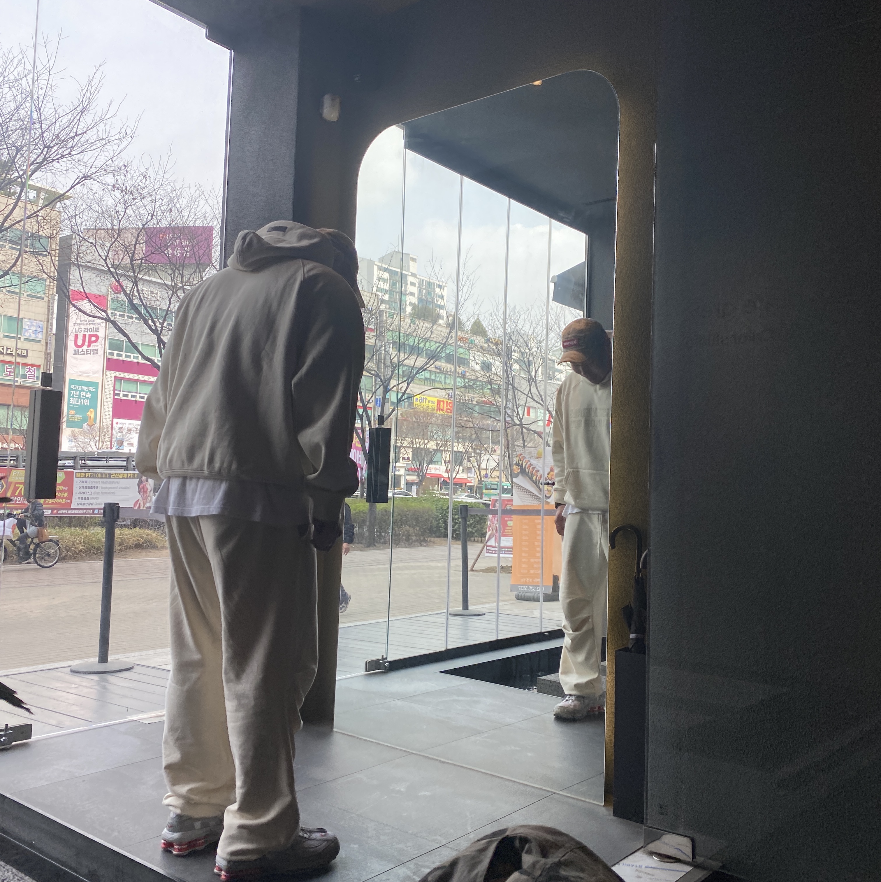 Essentials Hoodie Egg Shell - 22FW, Supreme Military Camp Cap Tan Camo - 21SS 착용 스타일