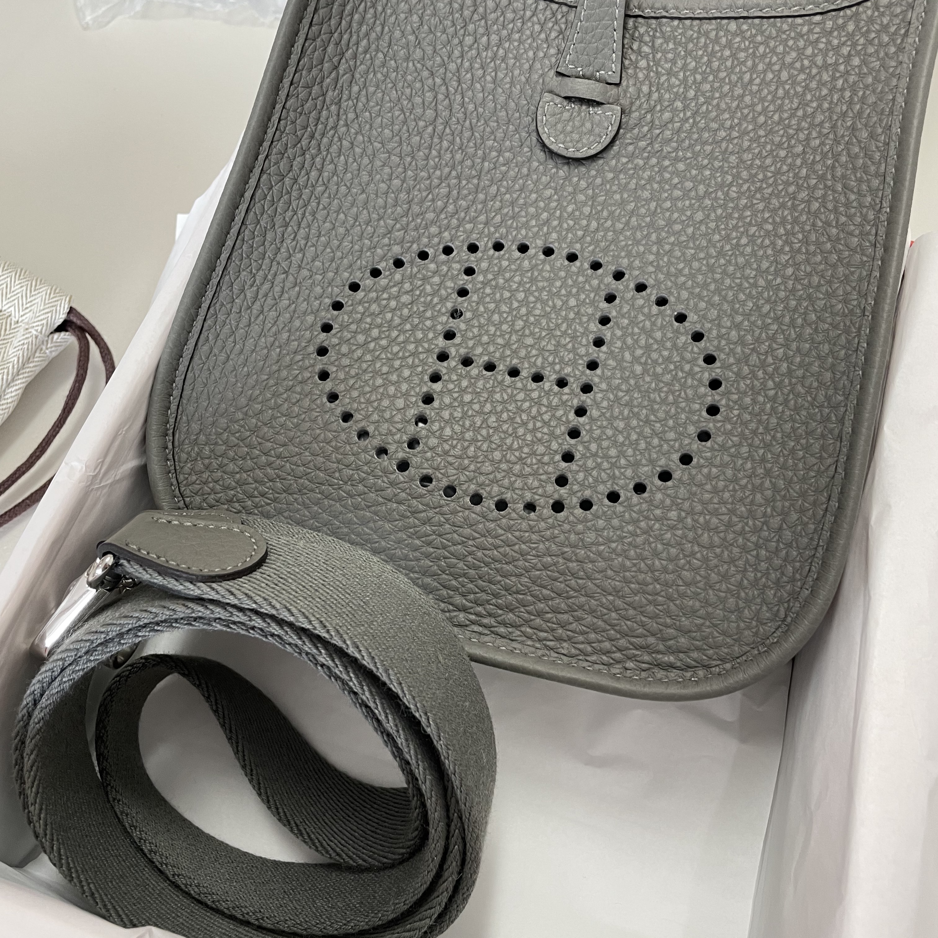Hermes Evelyne 16 Amazone Bag Clemence & Palladium Gris Meyer Gris Meyer 착용 스타일