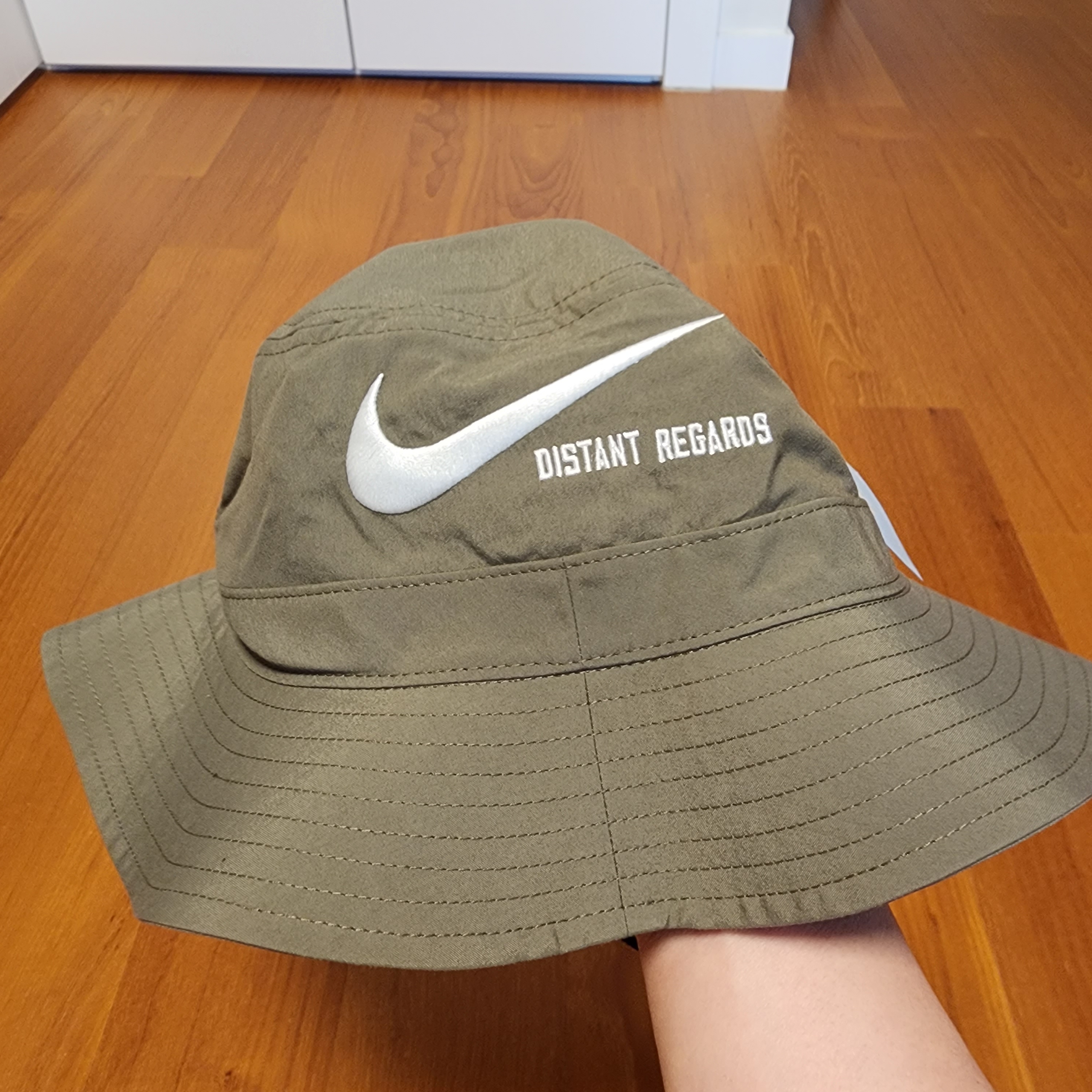 Nike x Drake Nocta Souvenir Cactus Bucket Hat Olive 착용 스타일 - 2