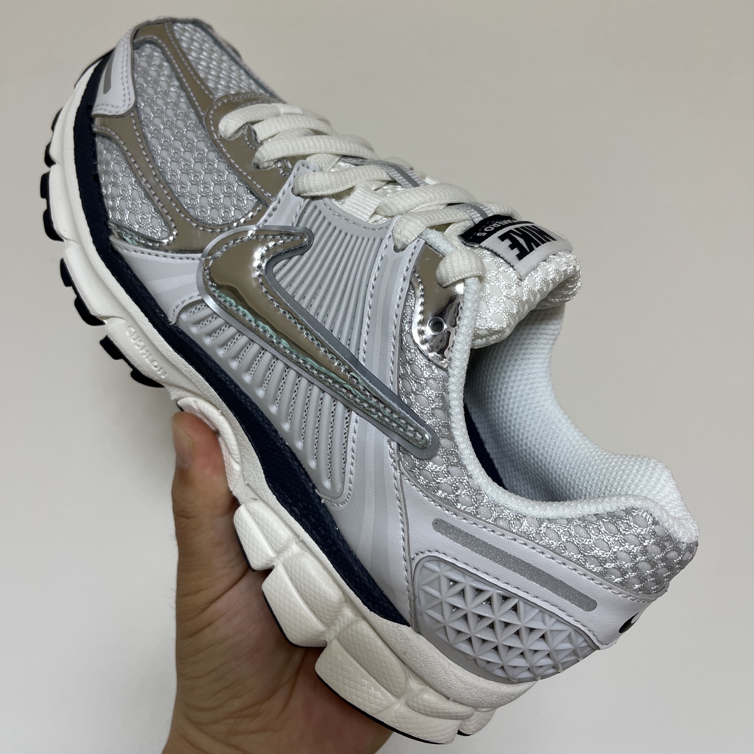 (W) Nike Zoom Vomero 5 Photon Dust and Metallic Silver 착용 스타일 - 2