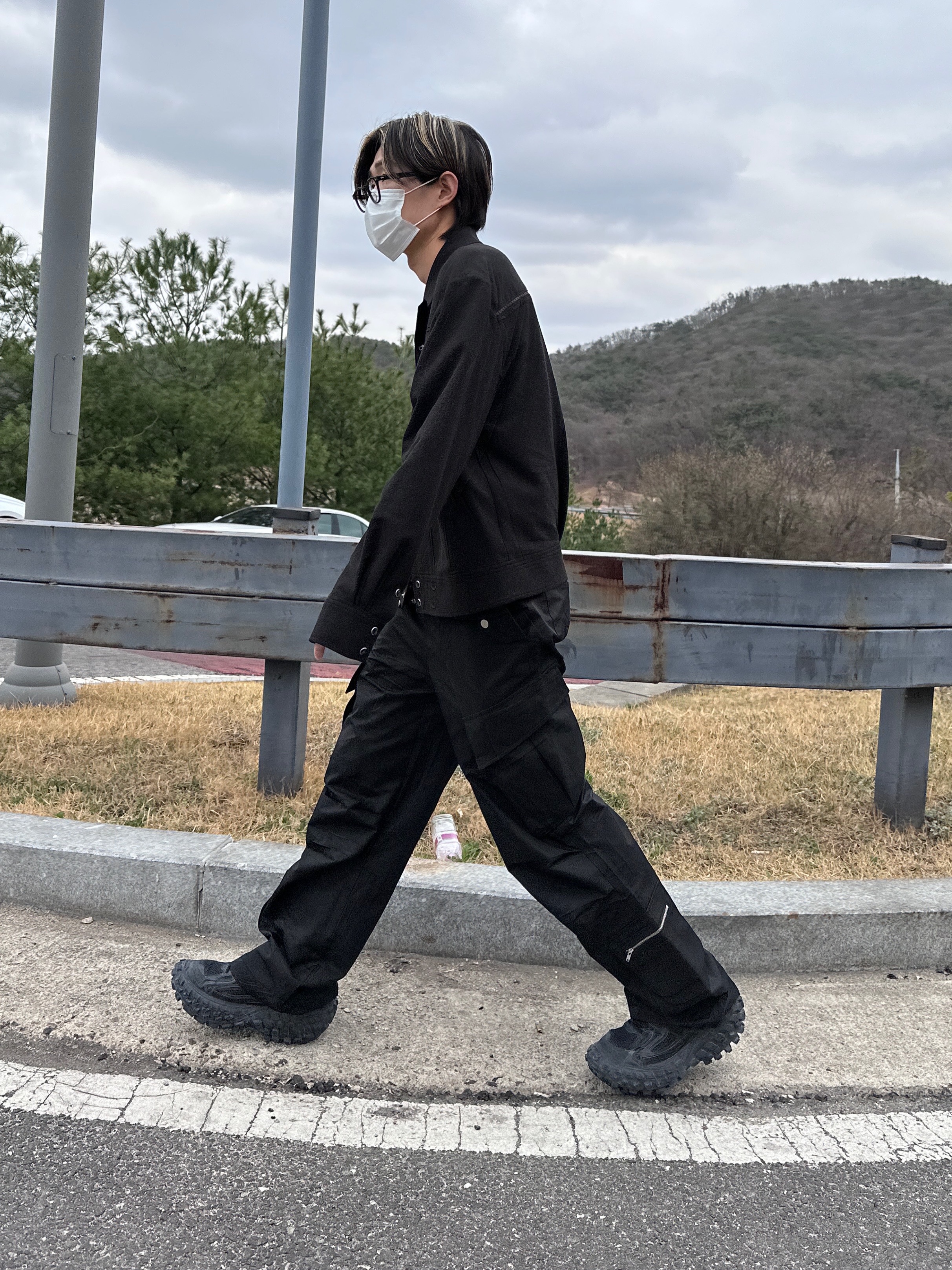 Balenciaga Defender Sneakers Black 착용 스타일 - 2