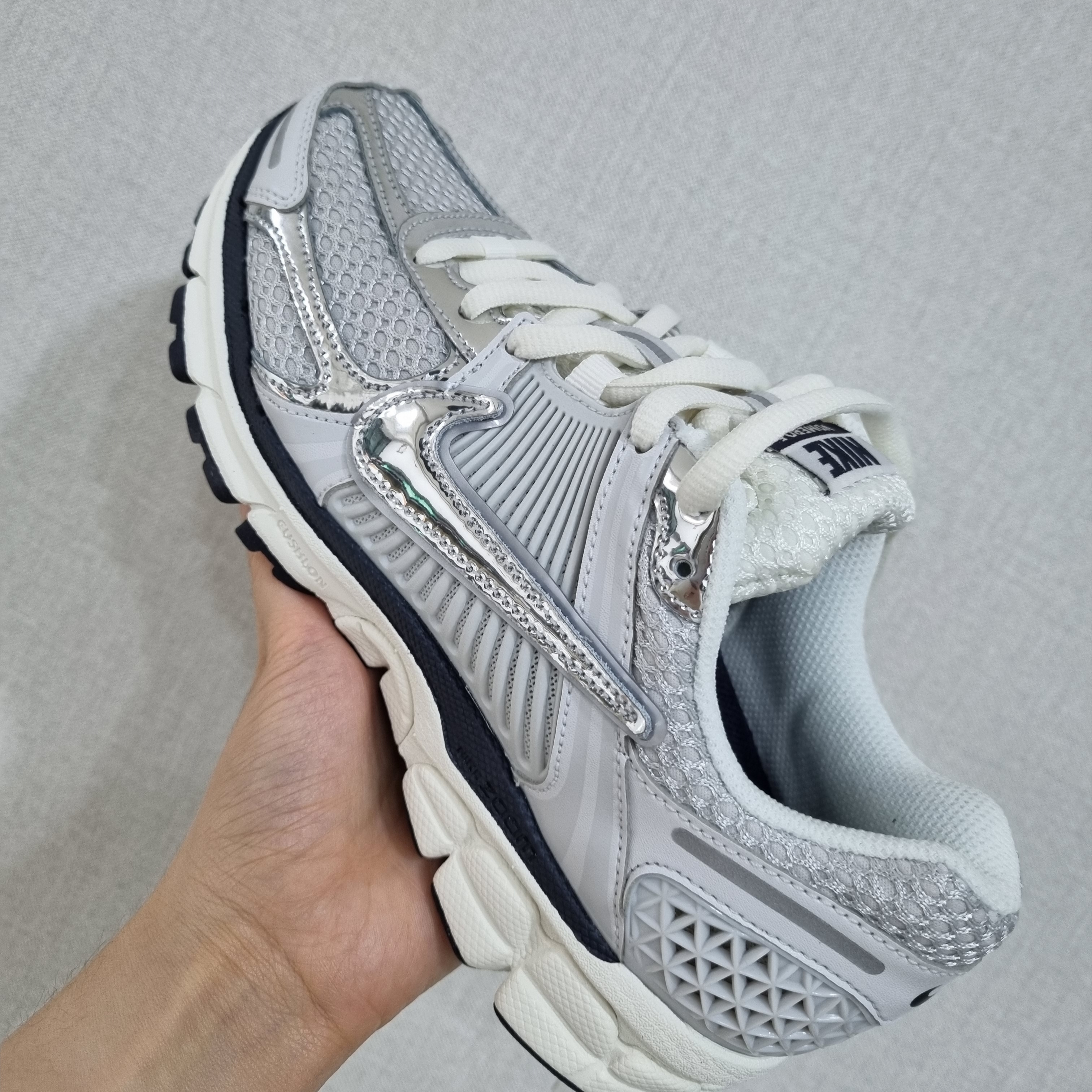 (W) Nike Zoom Vomero 5 Photon Dust and Metallic Silver 착용 스타일 - 2