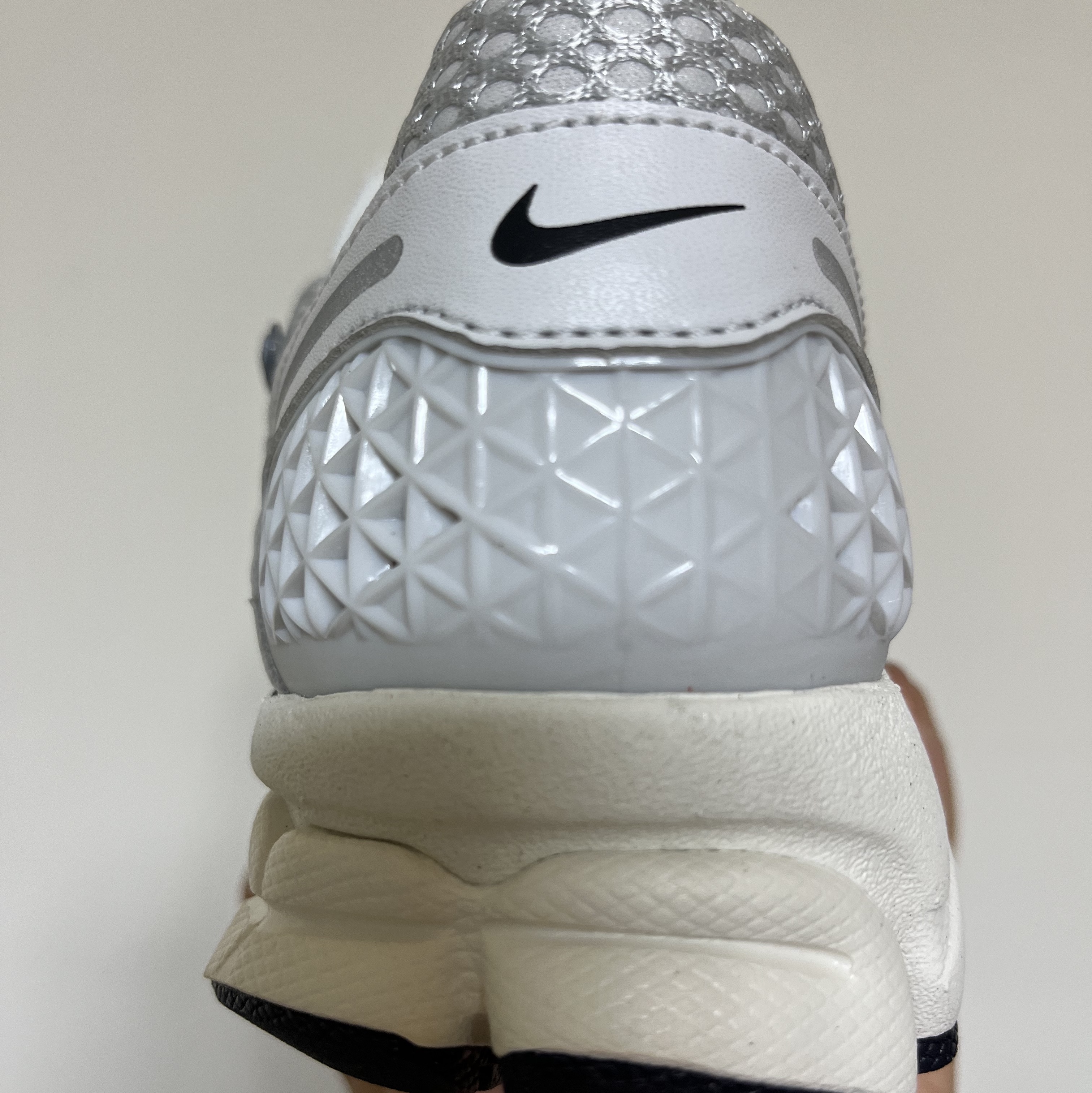 (W) Nike Zoom Vomero 5 Photon Dust and Metallic Silver 착용 스타일 - 4