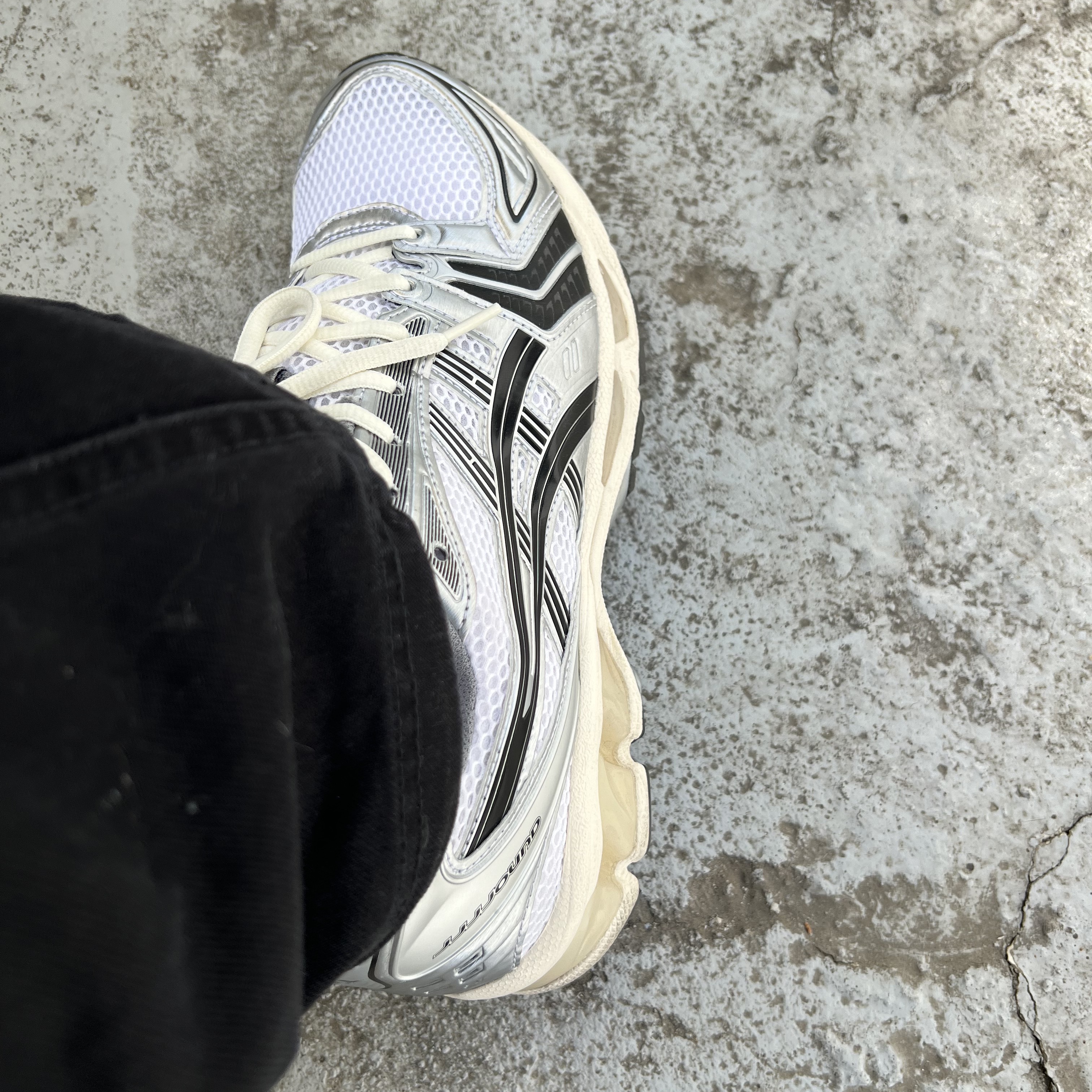 Asics x JJJJound Gel-Kayano 14 Silver Black 착용 스타일 - 2
