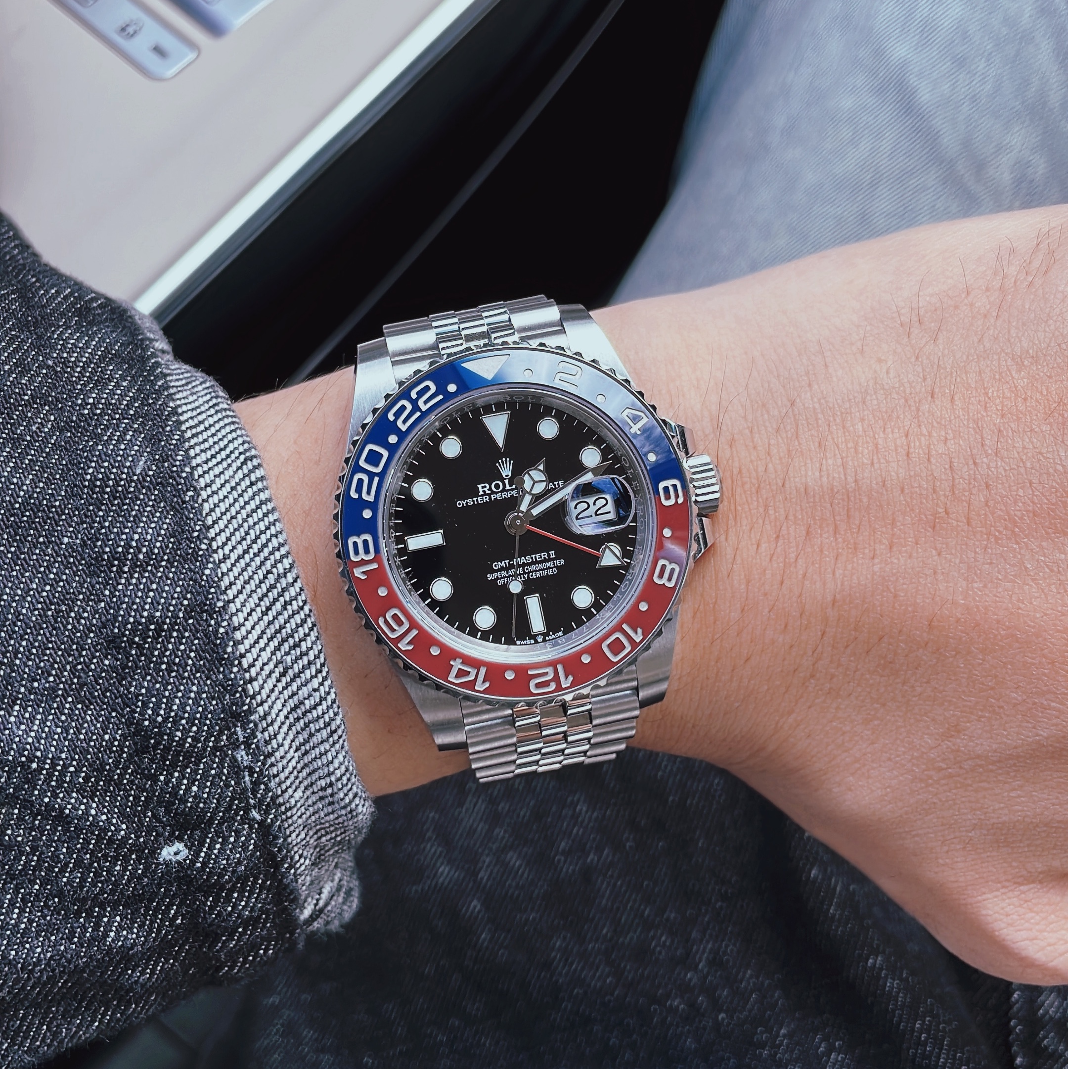Rolex GMT-Master II 40mm 126710BLRO Black Jubilee 착용 스타일