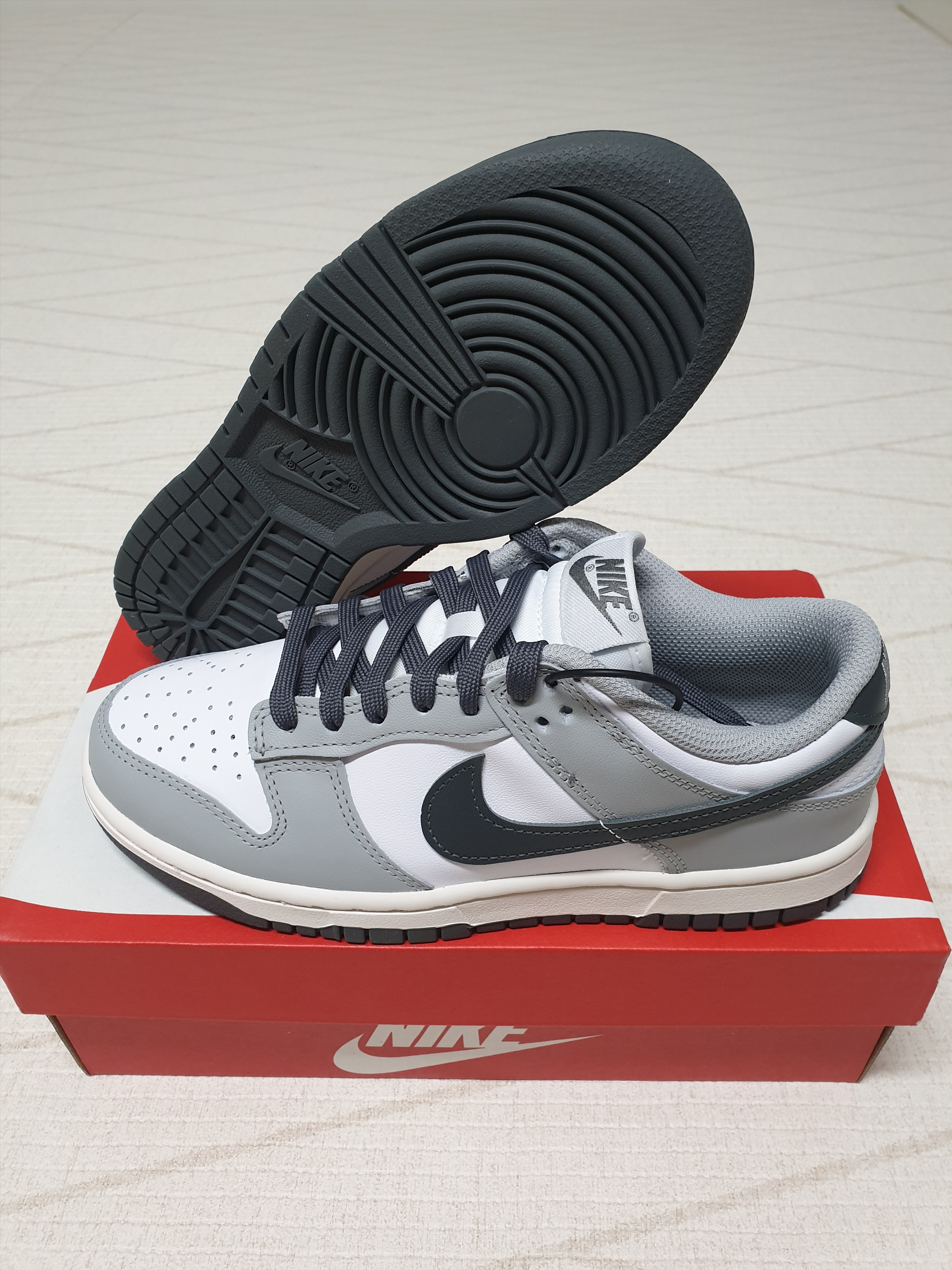 (W) Nike Dunk Low Light Smoke Grey 착용 스타일 - 3